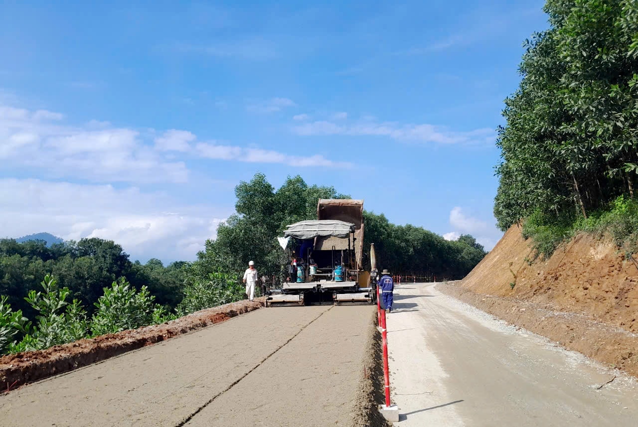 Bộ GTVT yêu cầu đẩy nhanh tiến độ dự án nâng cấp QL14E qua Quảng Nam - Ảnh 1.