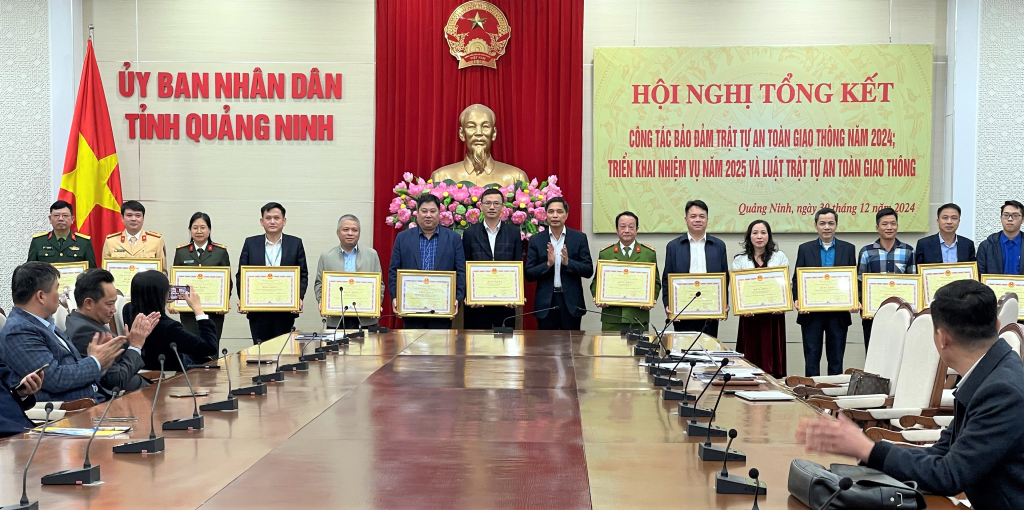 Quảng Ninh triển khai nhiệm vụ bảo đảm TTATGT năm 2025 - Ảnh 2.