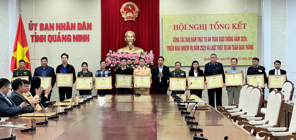 Quảng Ninh triển khai nhiệm vụ bảo đảm TTATGT năm 2025 - Ảnh 3.