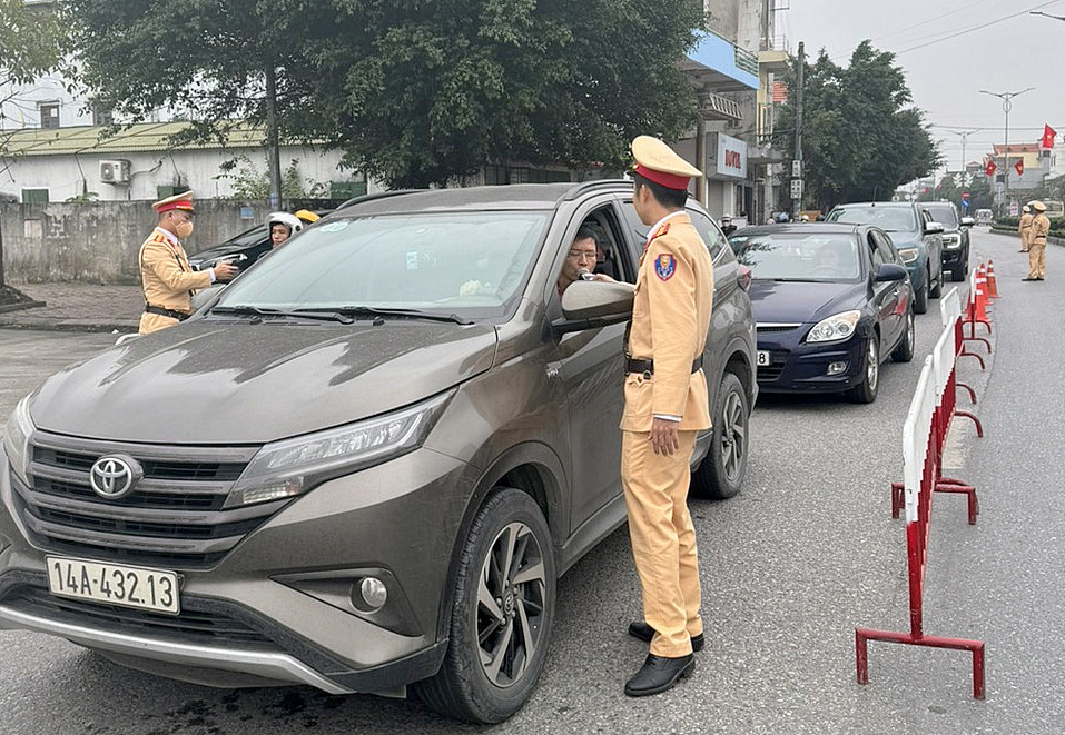 CSGT Quảng Ninh tổng kiểm tra, xử lý vi phạm nồng độ cồn, ma túy- Ảnh 1.