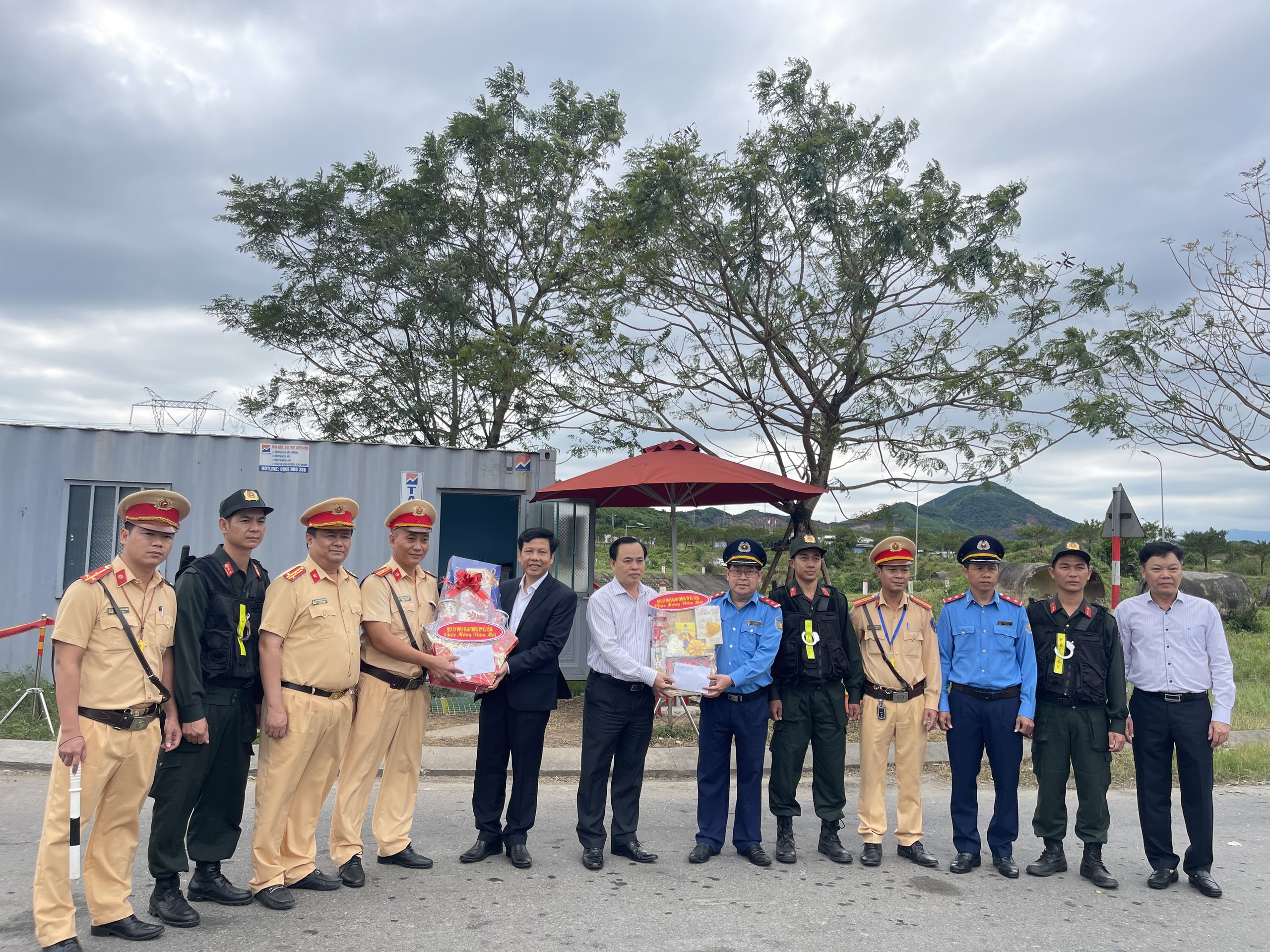 Xử lý nghiêm hành vi vi phạm, đảm bảo ATGT, giúp người dân an vui đón Tết- Ảnh 1.