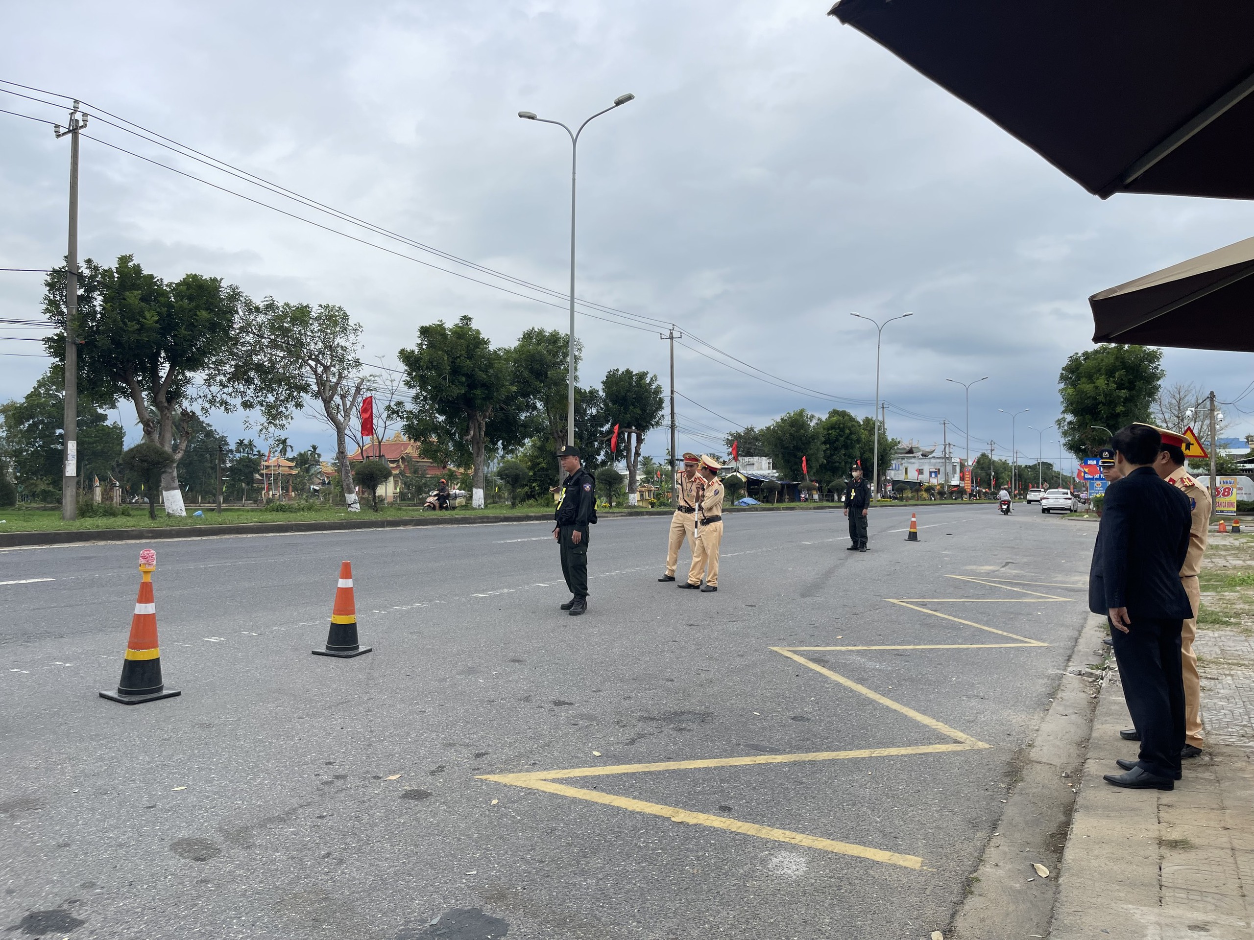 Xử lý nghiêm hành vi vi phạm, đảm bảo ATGT, giúp người dân an vui đón Tết- Ảnh 3.