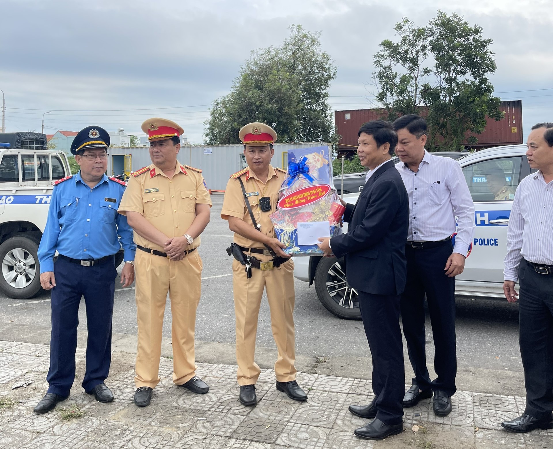 Xử lý nghiêm hành vi vi phạm, đảm bảo ATGT, giúp người dân an vui đón Tết- Ảnh 2.