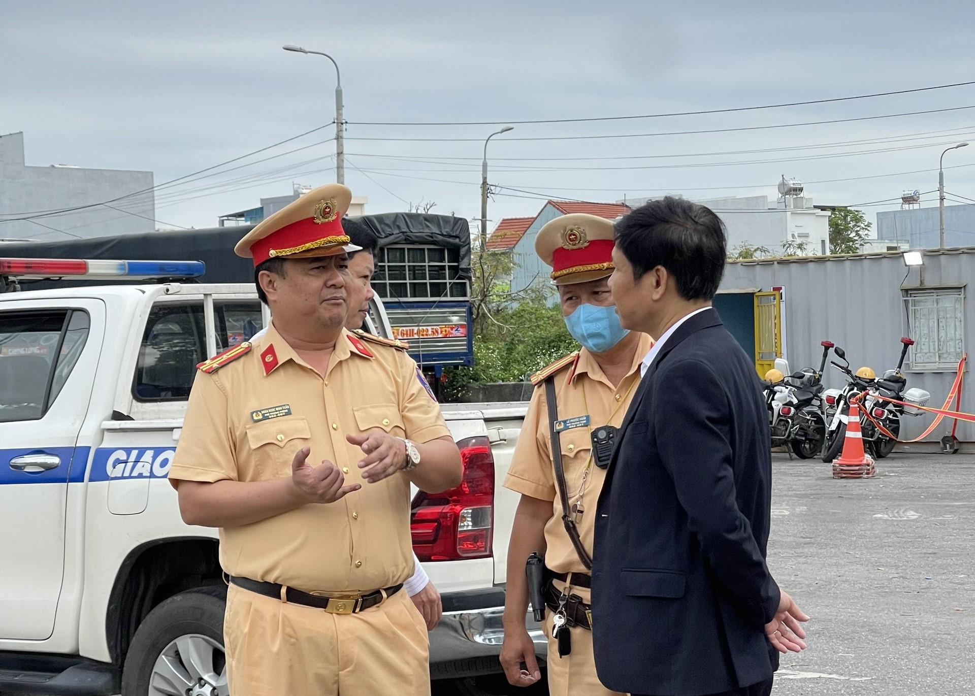 Xử lý nghiêm hành vi vi phạm, đảm bảo ATGT, giúp người dân an vui đón Tết- Ảnh 4.