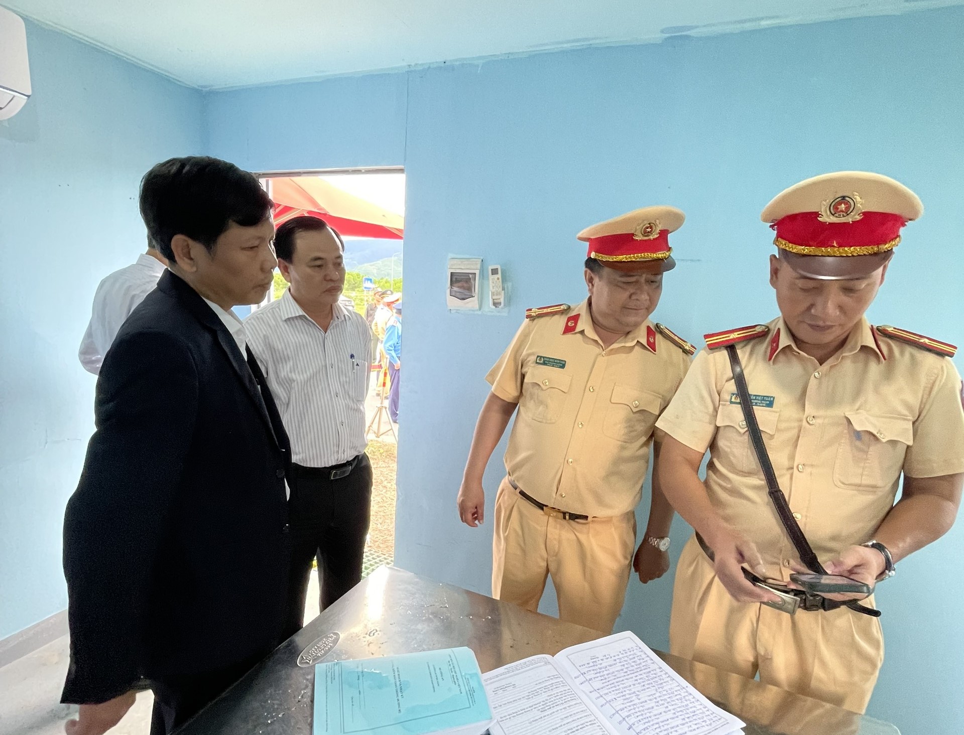 Xử lý nghiêm hành vi vi phạm, đảm bảo ATGT, giúp người dân an vui đón Tết- Ảnh 5.