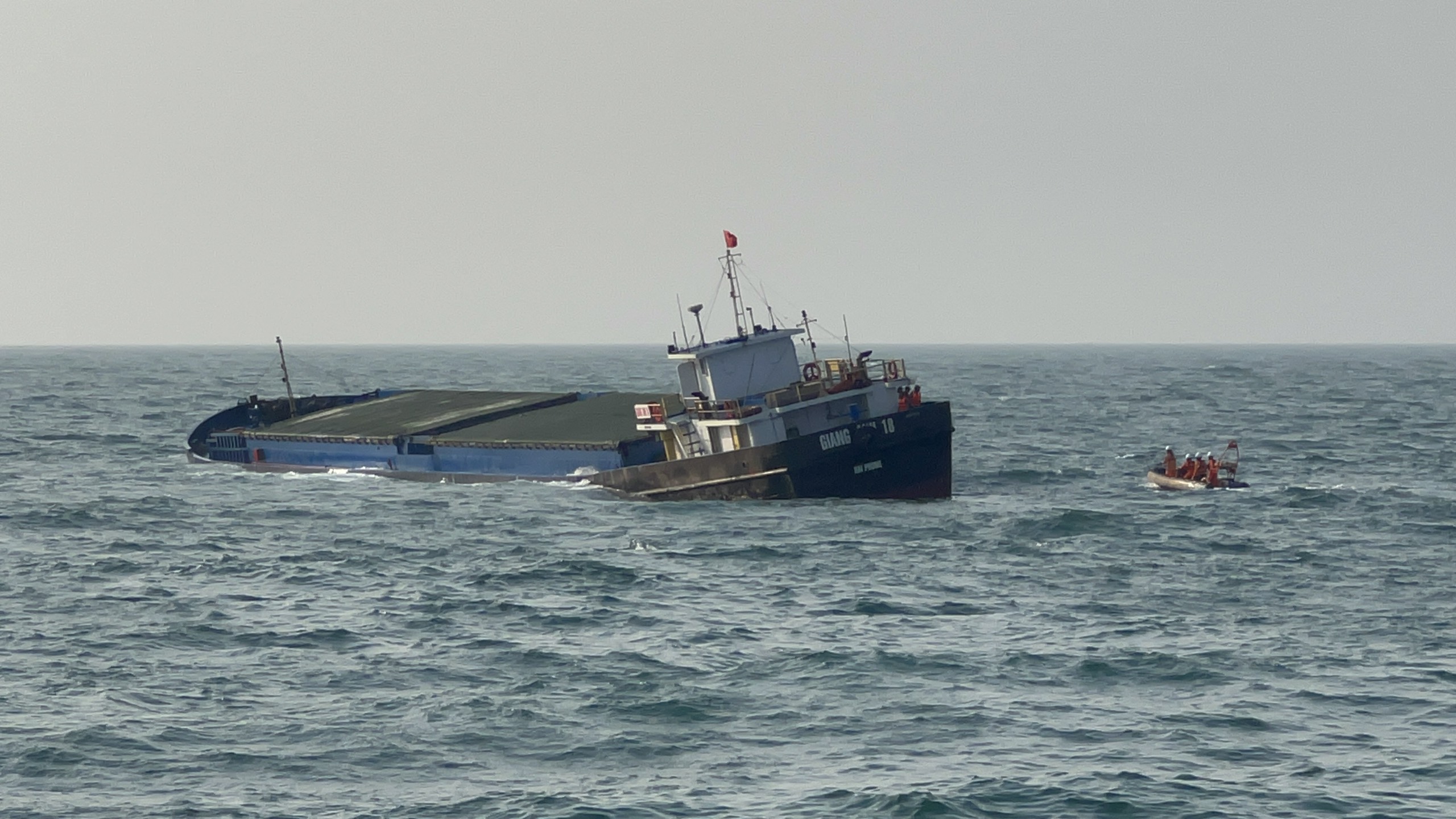 Hình ảnh hiện trường cứu 9 thuyền viên tàu Giang Anh 18 bị chìm do đâm vào bãi đá cạn- Ảnh 2. Hình ảnh hiện trường cứu 9 thuyền viên tàu Giang Anh 18 bị chìm do đâm vào bãi đá cạn- Ảnh 2.