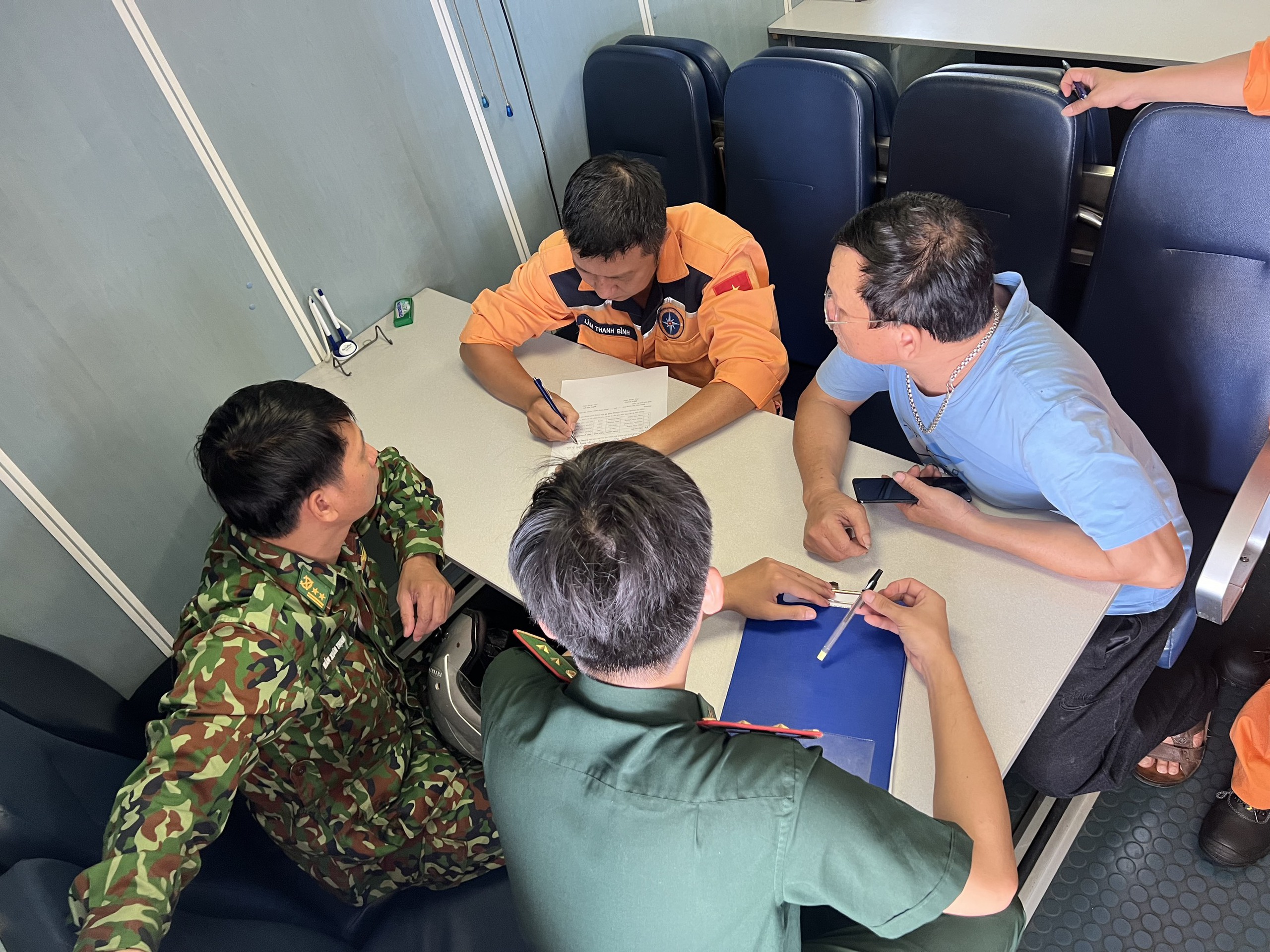 Hình ảnh hiện trường cứu 9 thuyền viên tàu Giang Anh 18 bị chìm do đâm vào bãi đá cạn- Ảnh 5. Hình ảnh hiện trường cứu 9 thuyền viên tàu Giang Anh 18 bị chìm do đâm vào bãi đá cạn- Ảnh 5.