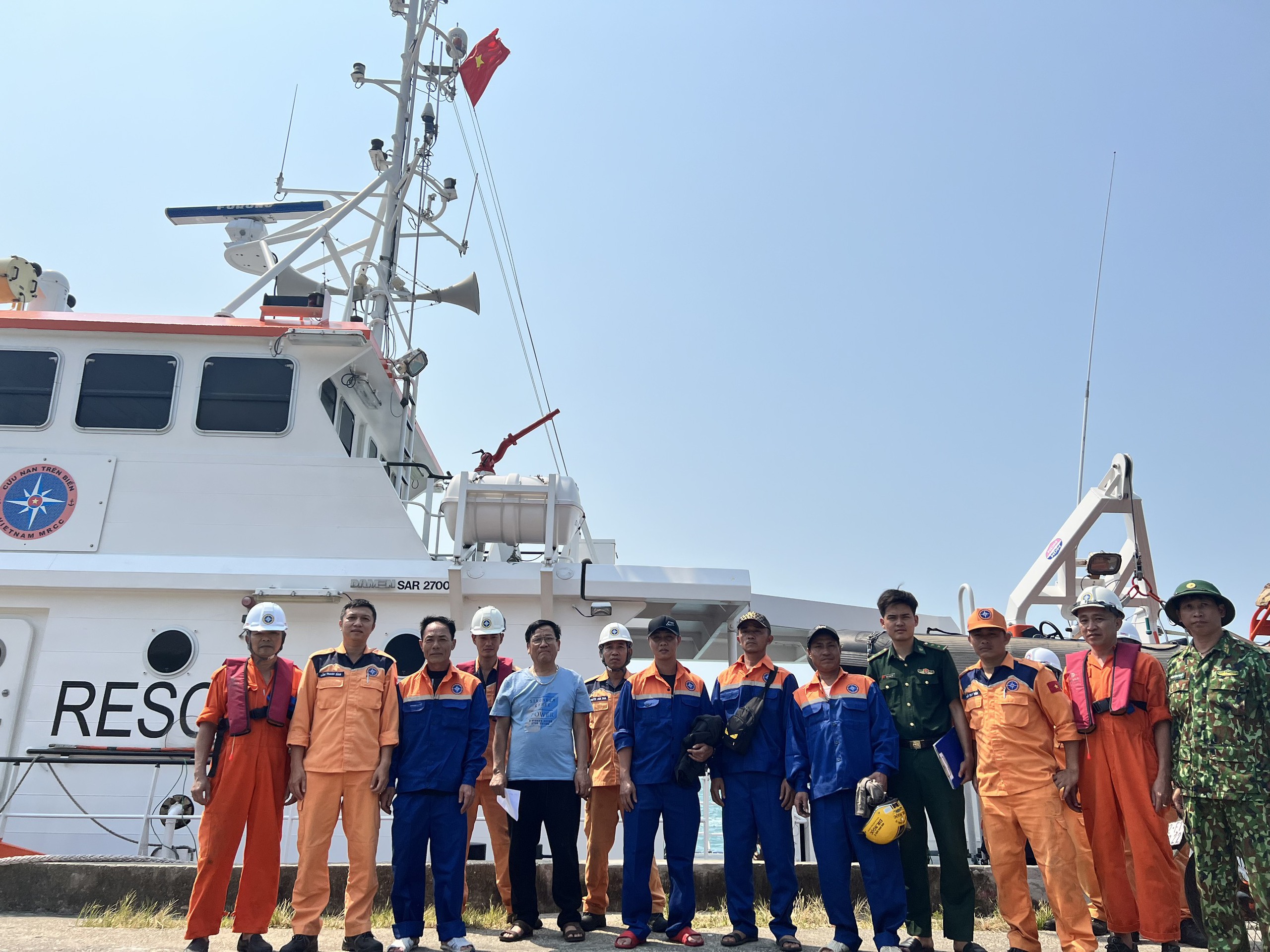 Hình ảnh hiện trường cứu 9 thuyền viên tàu Giang Anh 18 bị chìm do đâm vào bãi đá cạn- Ảnh 8. Hình ảnh hiện trường cứu 9 thuyền viên tàu Giang Anh 18 bị chìm do đâm vào bãi đá cạn- Ảnh 8.