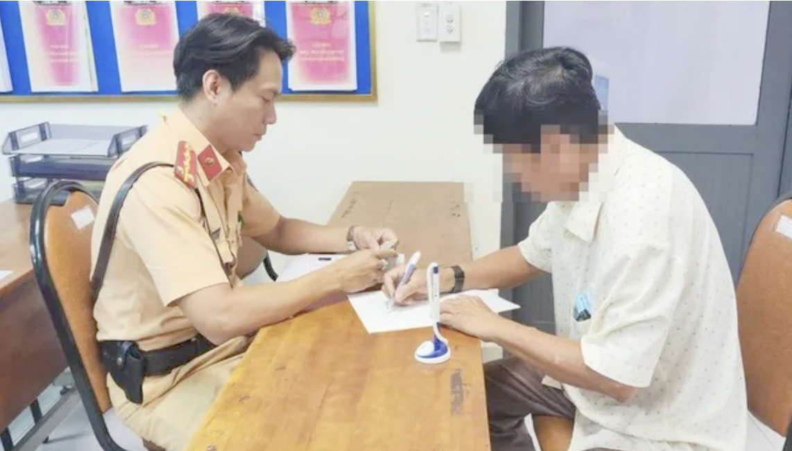 CSGT TP. HCM xử phạt tài xế xe buýt lấn làn, vượt ẩu- Ảnh 1.