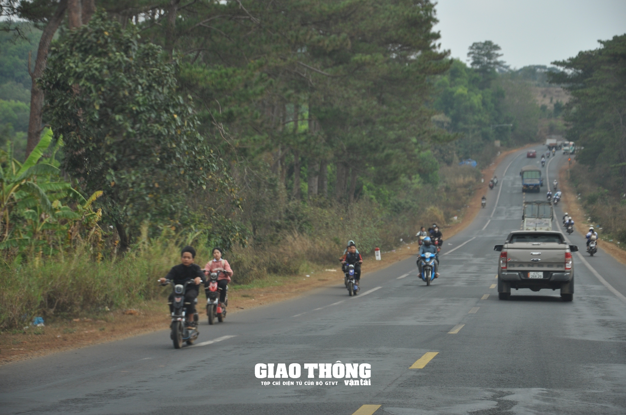 Gia Lai tăng cường xử lý tình trạng học sinh chưa đủ tuổi điều khiển xe máy điện- Ảnh 1. Gia Lai tăng cường xử lý tình trạng học sinh chưa đủ tuổi điều khiển xe máy điện- Ảnh 1.