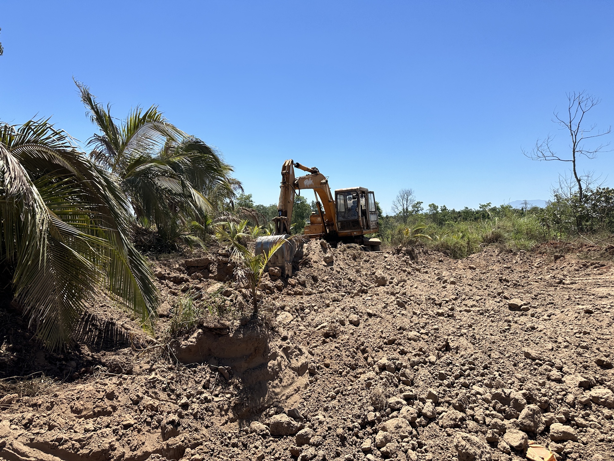 Xe chở đất trái phép, không phủ bạt ở Đắk Lắk gây mất ATGT- Ảnh 4.