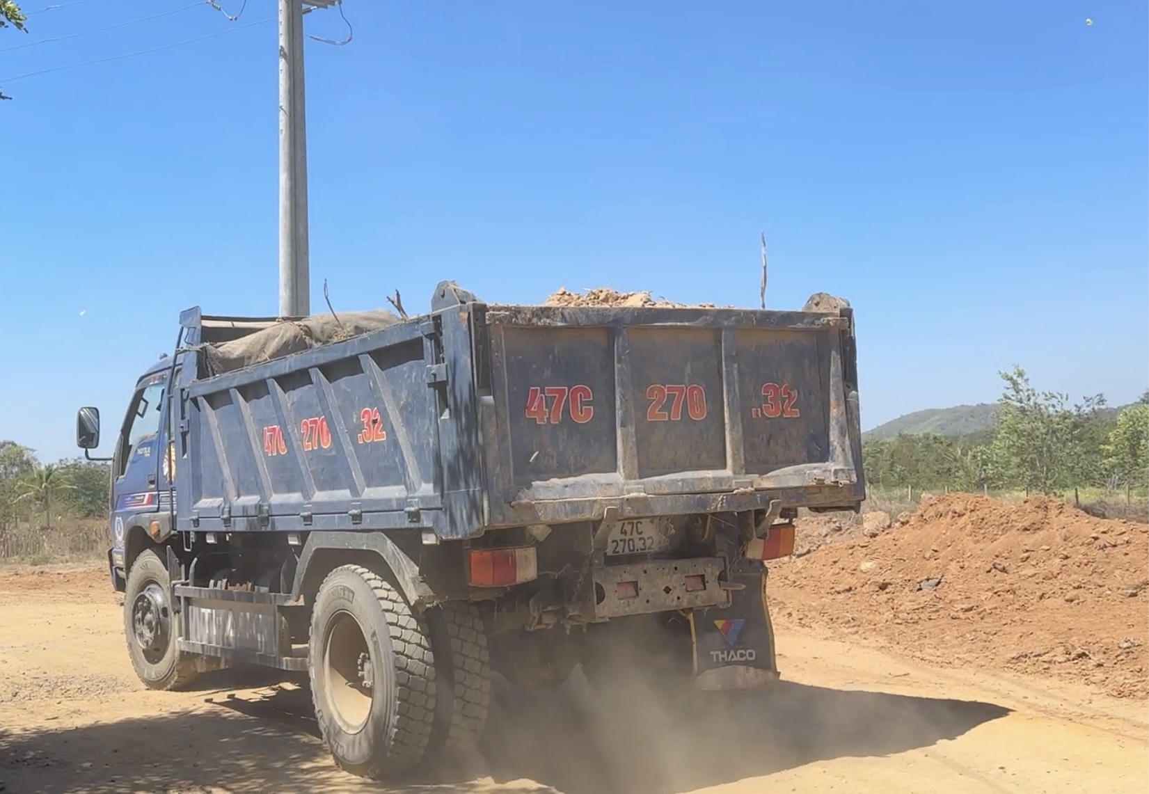 Xe chở đất trái phép, không phủ bạt ở Đắk Lắk gây mất ATGT- Ảnh 6.