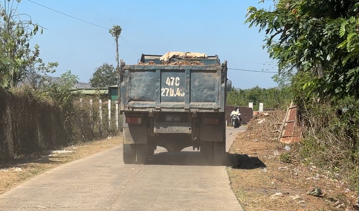 Xe chở đất trái phép, không phủ bạt ở Đắk Lắk gây mất ATGT- Ảnh 2.