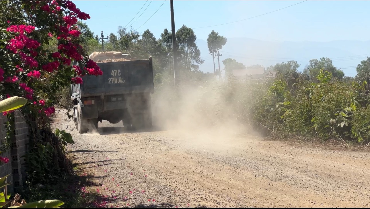 Xe chở đất trái phép, không phủ bạt ở Đắk Lắk gây mất ATGT- Ảnh 7.