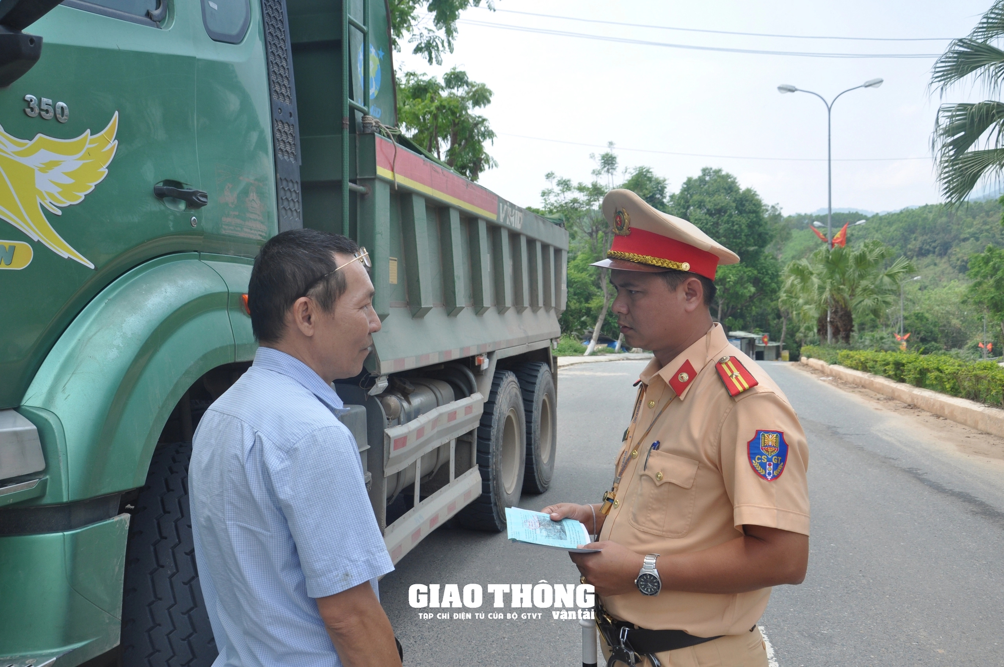 CSGT Quảng Nam xử lý xe ben chở đất gây mất ATGT trên đường Hồ Chí Minh, QL14- Ảnh 4.