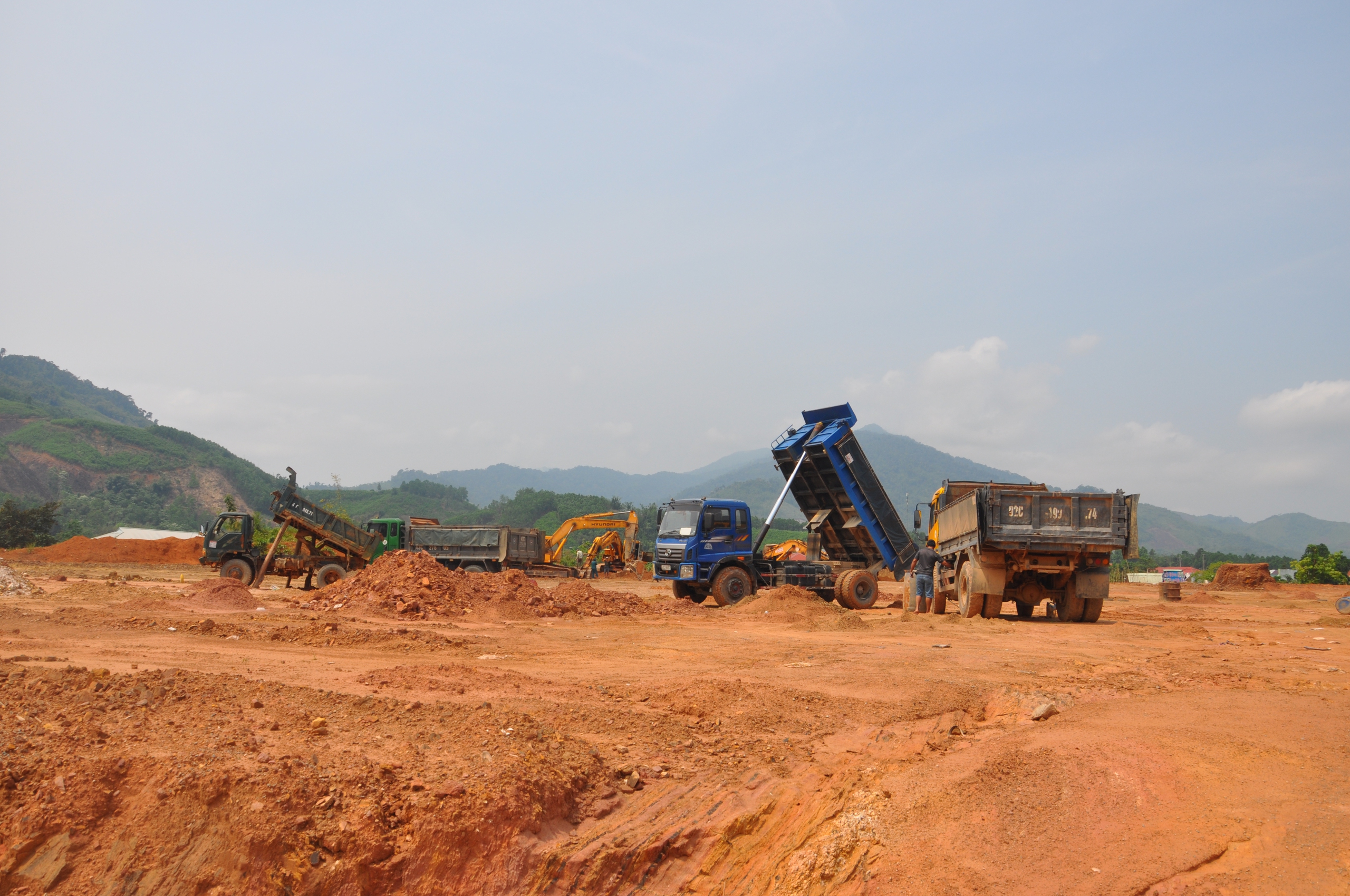 CSGT Quảng Nam xử lý xe ben chở đất gây mất ATGT trên đường Hồ Chí Minh, QL14- Ảnh 1.