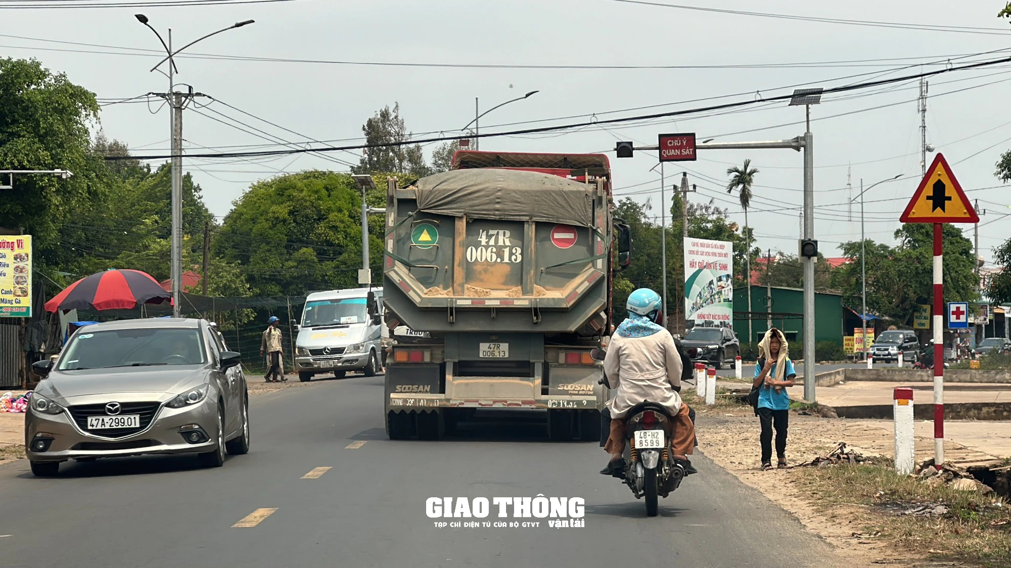 Xe chở cát có dấu hiệu quá tải, quá khổ chạy rầm rập ngày đêm trên QL27 qua Đắk Lắk- Ảnh 1.