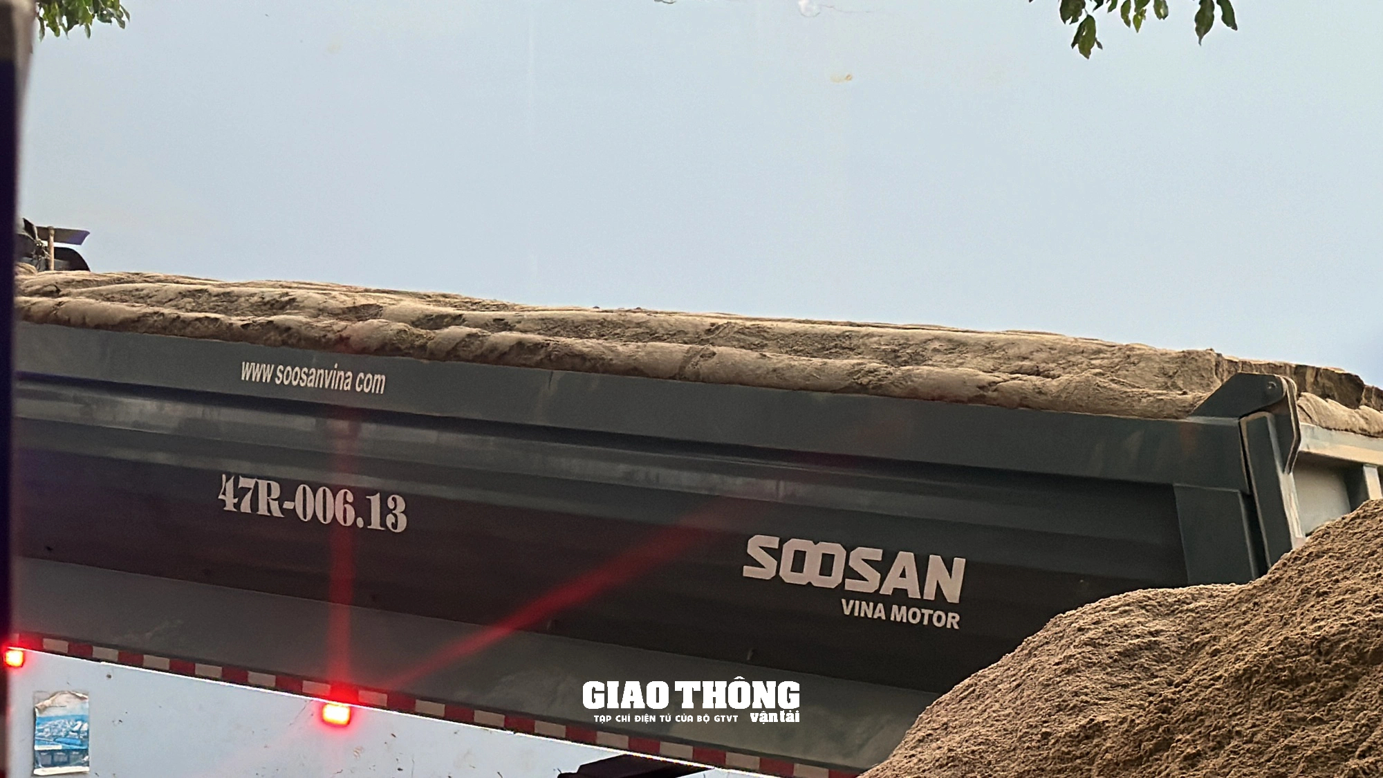 Xe chở cát có dấu hiệu quá tải, quá khổ chạy rầm rập ngày đêm trên QL27 qua Đắk Lắk- Ảnh 3.