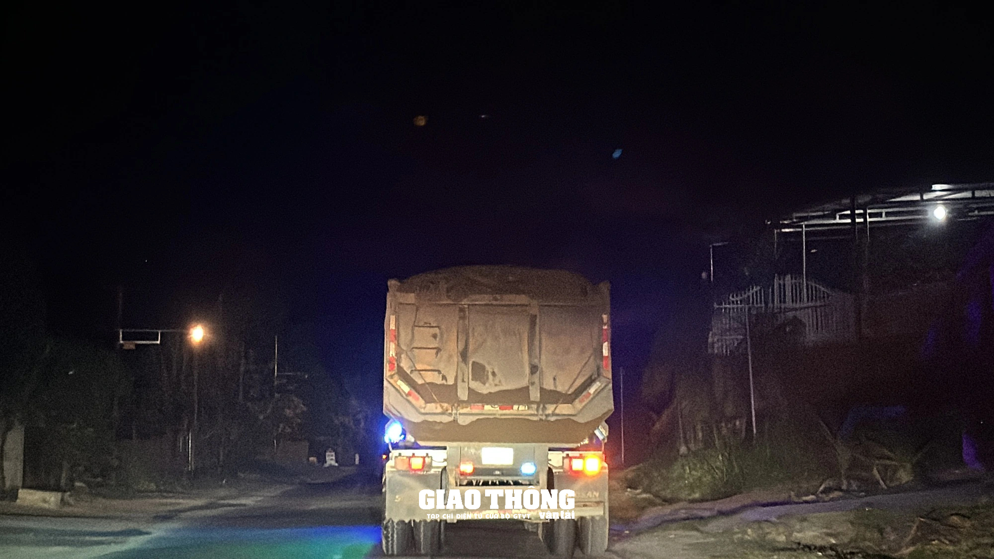 Xe chở cát có dấu hiệu quá tải, quá khổ chạy rầm rập ngày đêm trên QL27 qua Đắk Lắk- Ảnh 4.