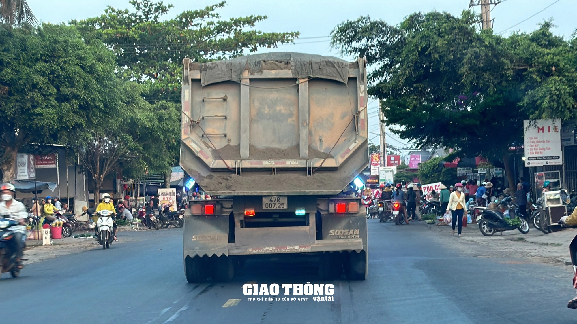 Xe chở cát có dấu hiệu quá tải, quá khổ chạy rầm rập ngày đêm trên QL27 qua Đắk Lắk- Ảnh 5.