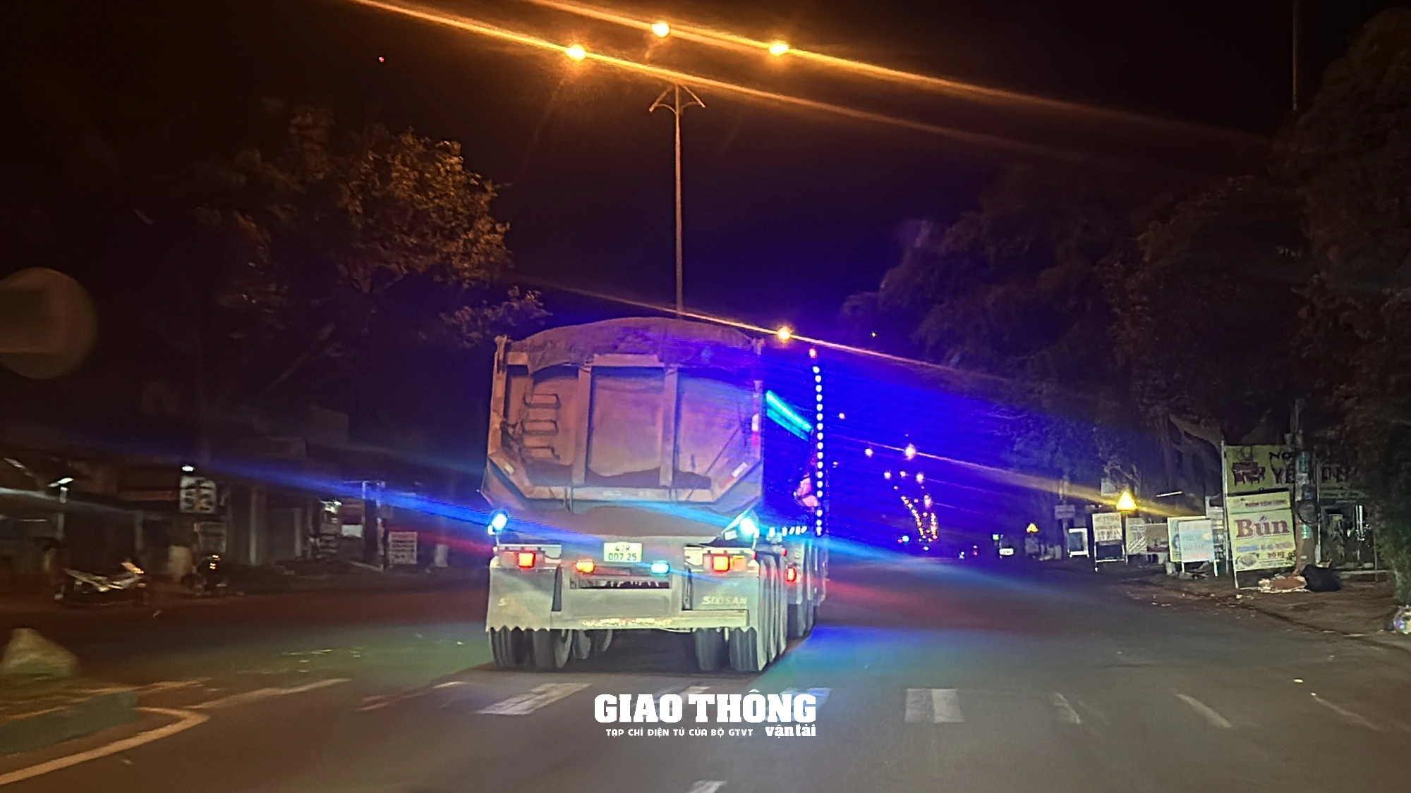 Xe chở cát có dấu hiệu quá tải, quá khổ chạy rầm rập ngày đêm trên QL27 qua Đắk Lắk- Ảnh 7.