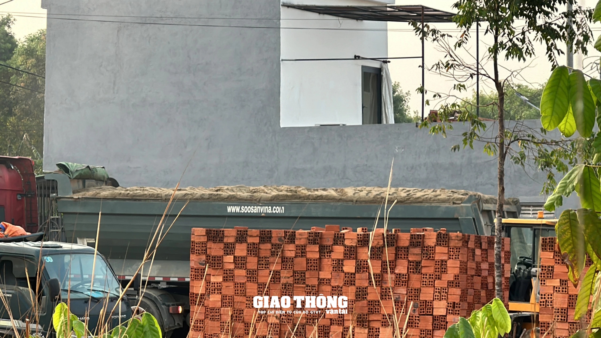 Xe chở cát có dấu hiệu quá tải, quá khổ chạy rầm rập ngày đêm trên QL27 qua Đắk Lắk- Ảnh 8.