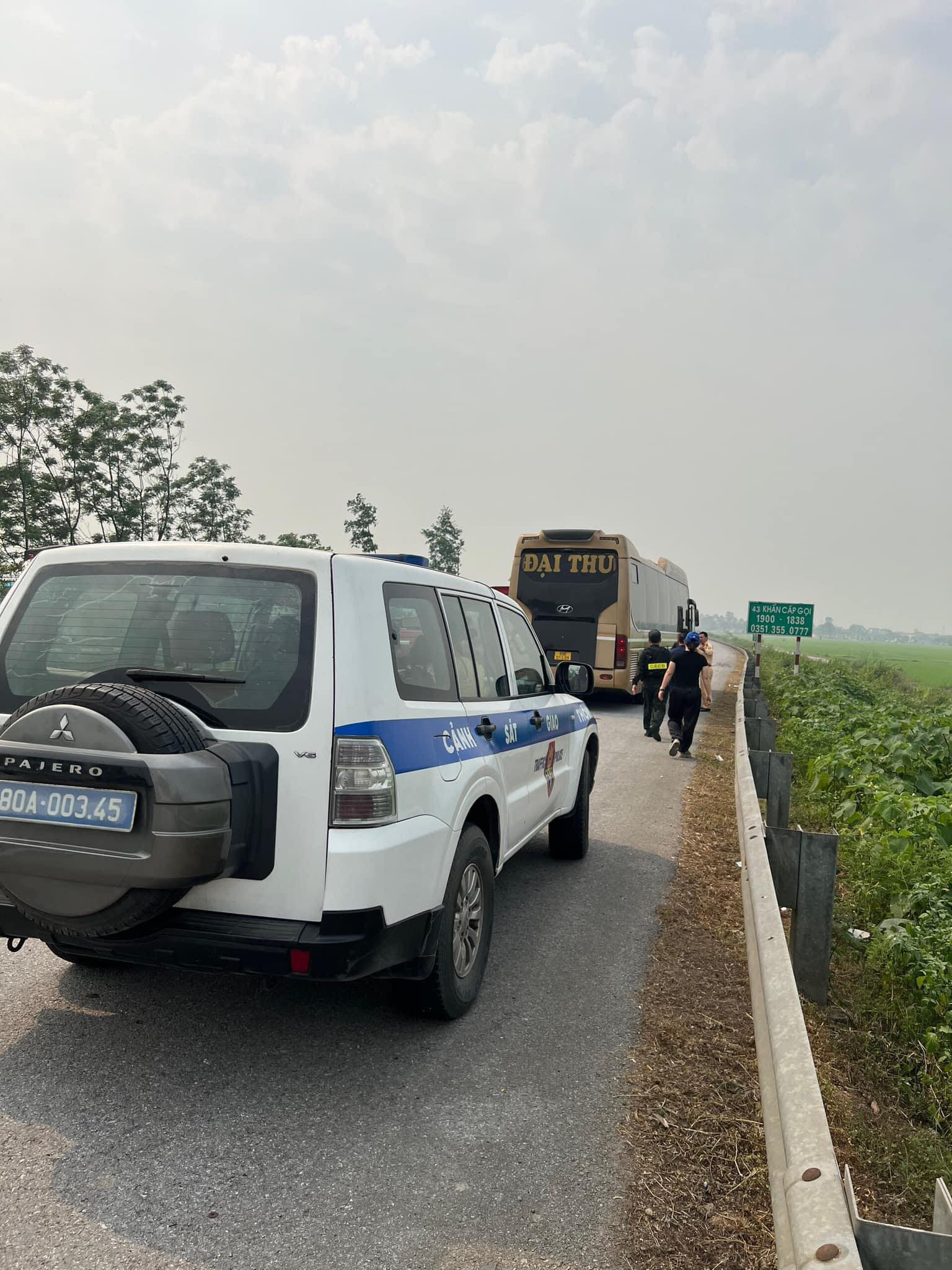 CSGT kịp thời giúp đỡ nhiều trẻ nhỏ, người già khỏi nắng nóng do xe hỏng trên cao tốc- Ảnh 1.