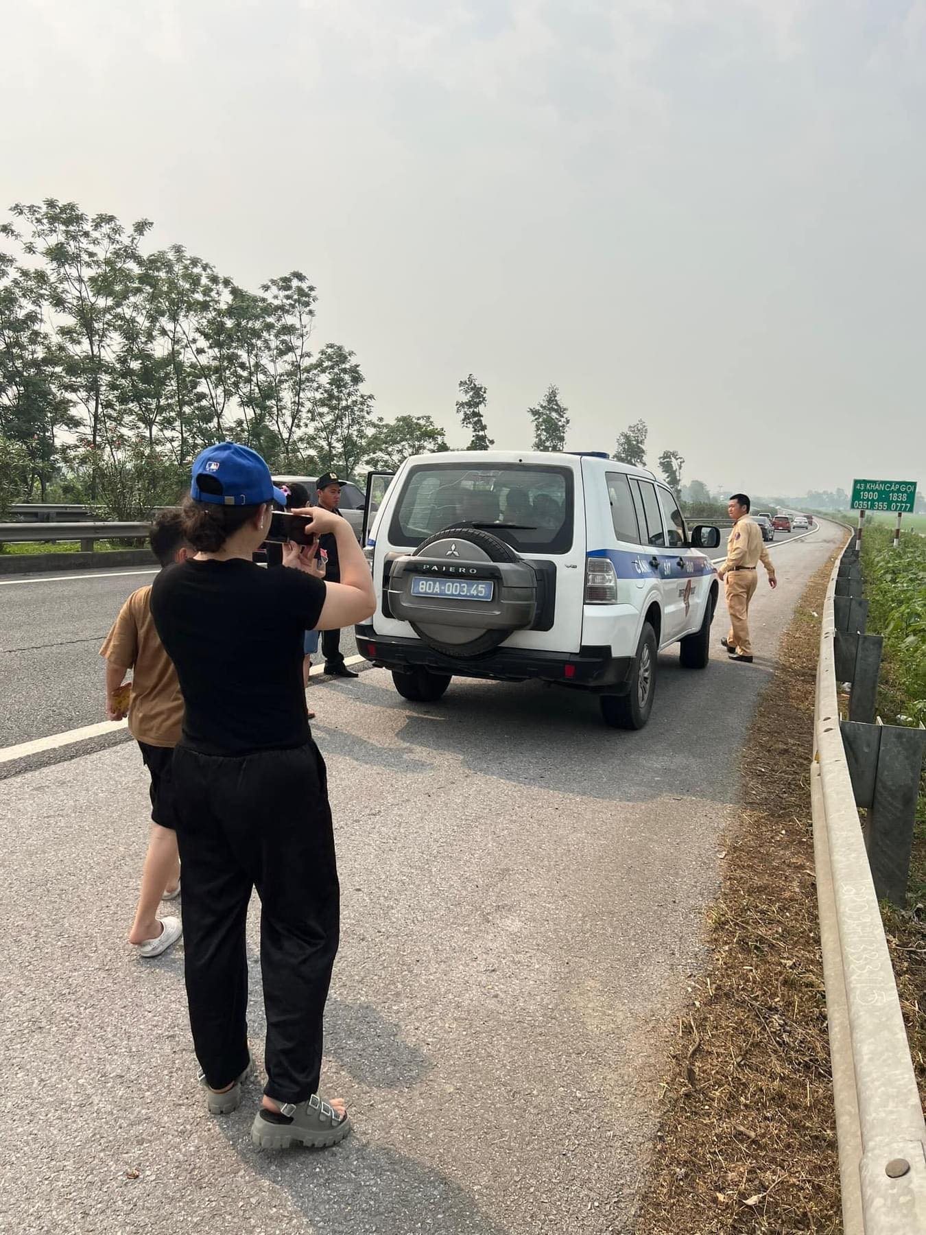 CSGT kịp thời giúp đỡ nhiều trẻ nhỏ, người già khỏi nắng nóng do xe hỏng trên cao tốc- Ảnh 3.
