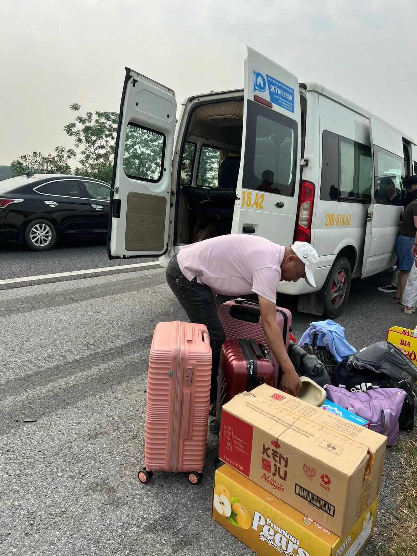 CSGT kịp thời giúp đỡ nhiều trẻ nhỏ, người già khỏi nắng nóng do xe hỏng trên cao tốc- Ảnh 2.