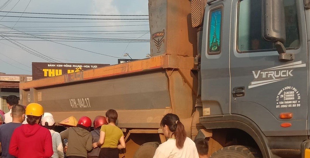 Xe máy va chạm với xe tải ở Đắk Lắk, cháu bé 8 tuổi tử vong thương tâm- Ảnh 1.