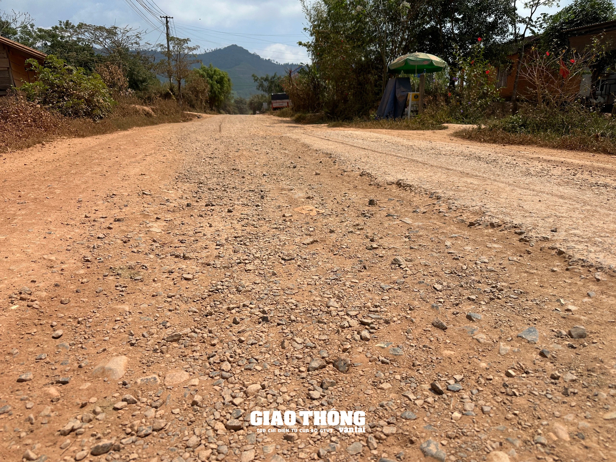 Đường liên xã Ea Trang - Cư San (Đắk Lắk) xuống cấp nghiêm trọng, gây mất ATGT- Ảnh 3.