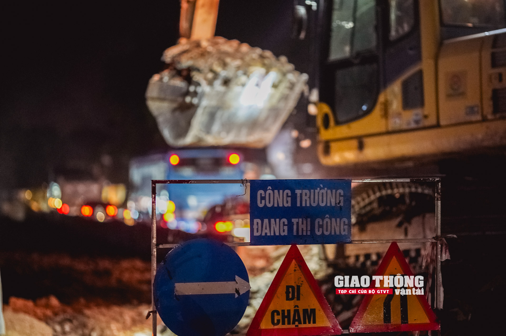 Trắng đêm thi công ở dự án giao thông phức tạp nhất Hà Nội
- Ảnh 1.