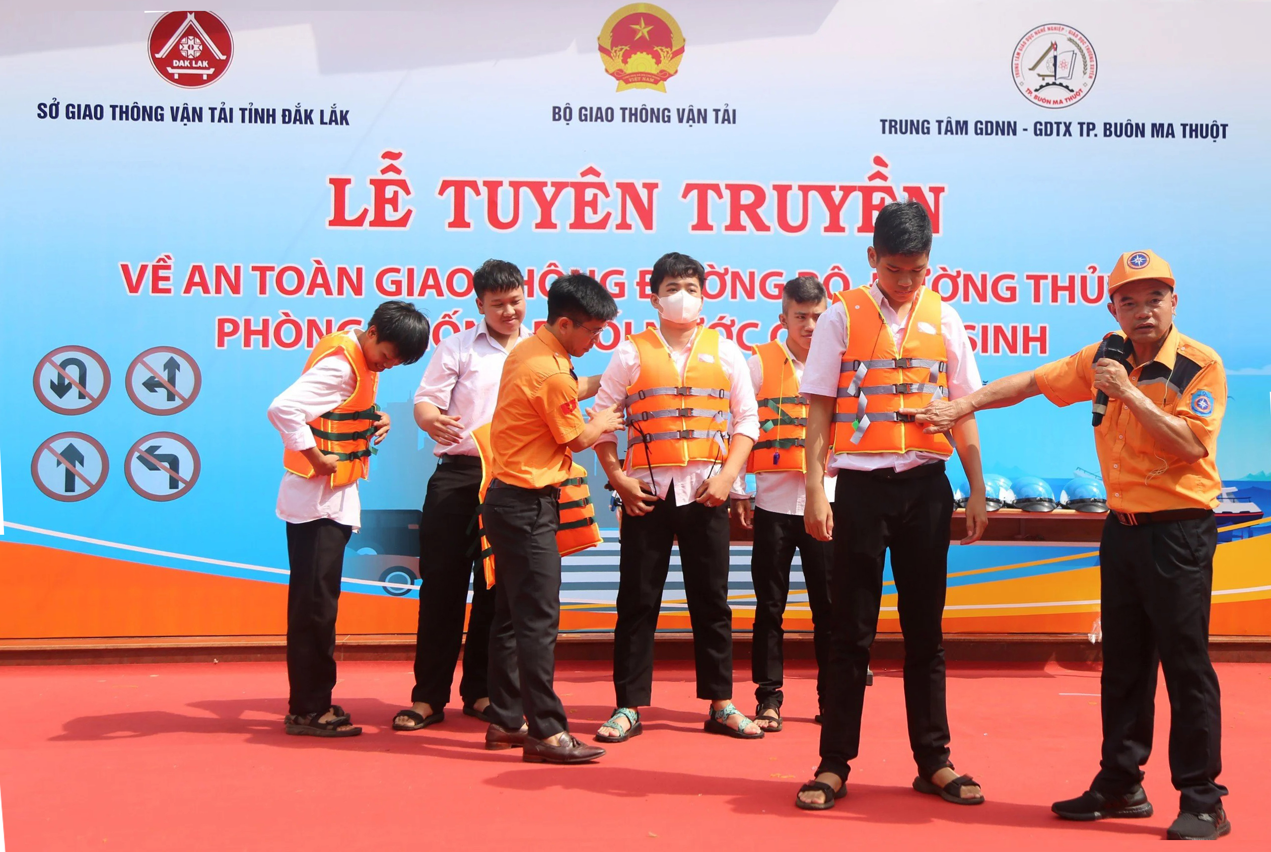 Trang bị kiến thức, kỹ năng sơ cứu, cấp cứu, phòng ngừa tai nạn cho học sinh Đắk Lắk- Ảnh 4.