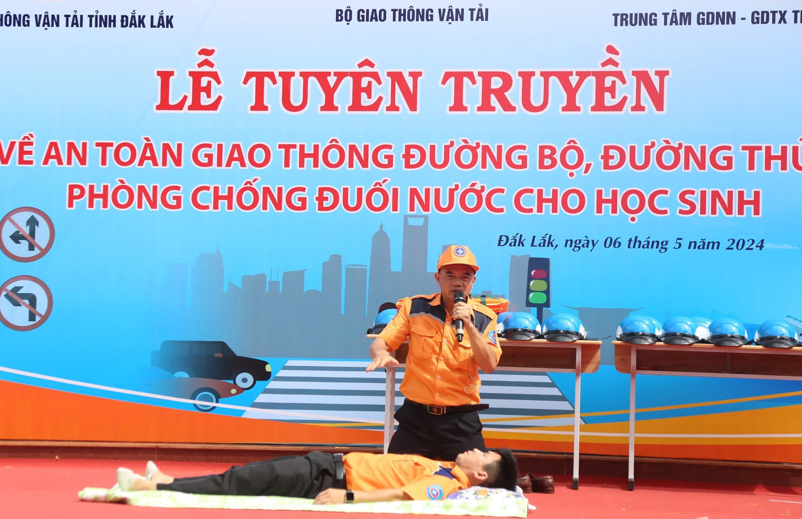 Trang bị kiến thức, kỹ năng sơ cứu, cấp cứu, phòng ngừa tai nạn cho học sinh Đắk Lắk- Ảnh 3.