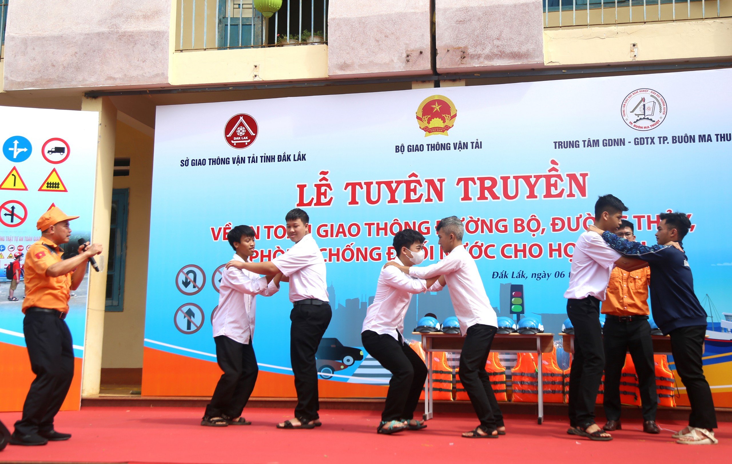 Trang bị kiến thức, kỹ năng sơ cứu, cấp cứu, phòng ngừa tai nạn cho học sinh Đắk Lắk- Ảnh 1.