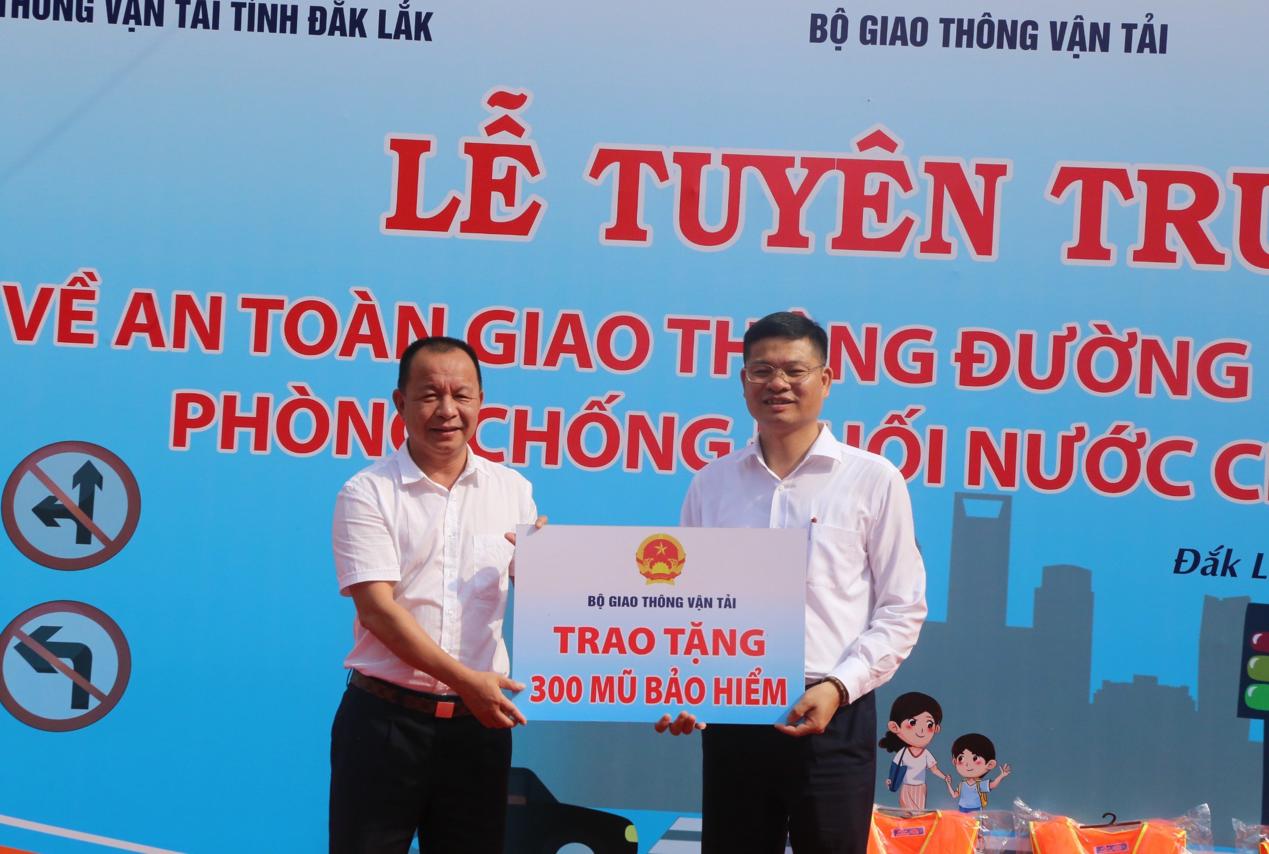 Trang bị kiến thức, kỹ năng sơ cứu, cấp cứu, phòng ngừa tai nạn cho học sinh Đắk Lắk- Ảnh 2.