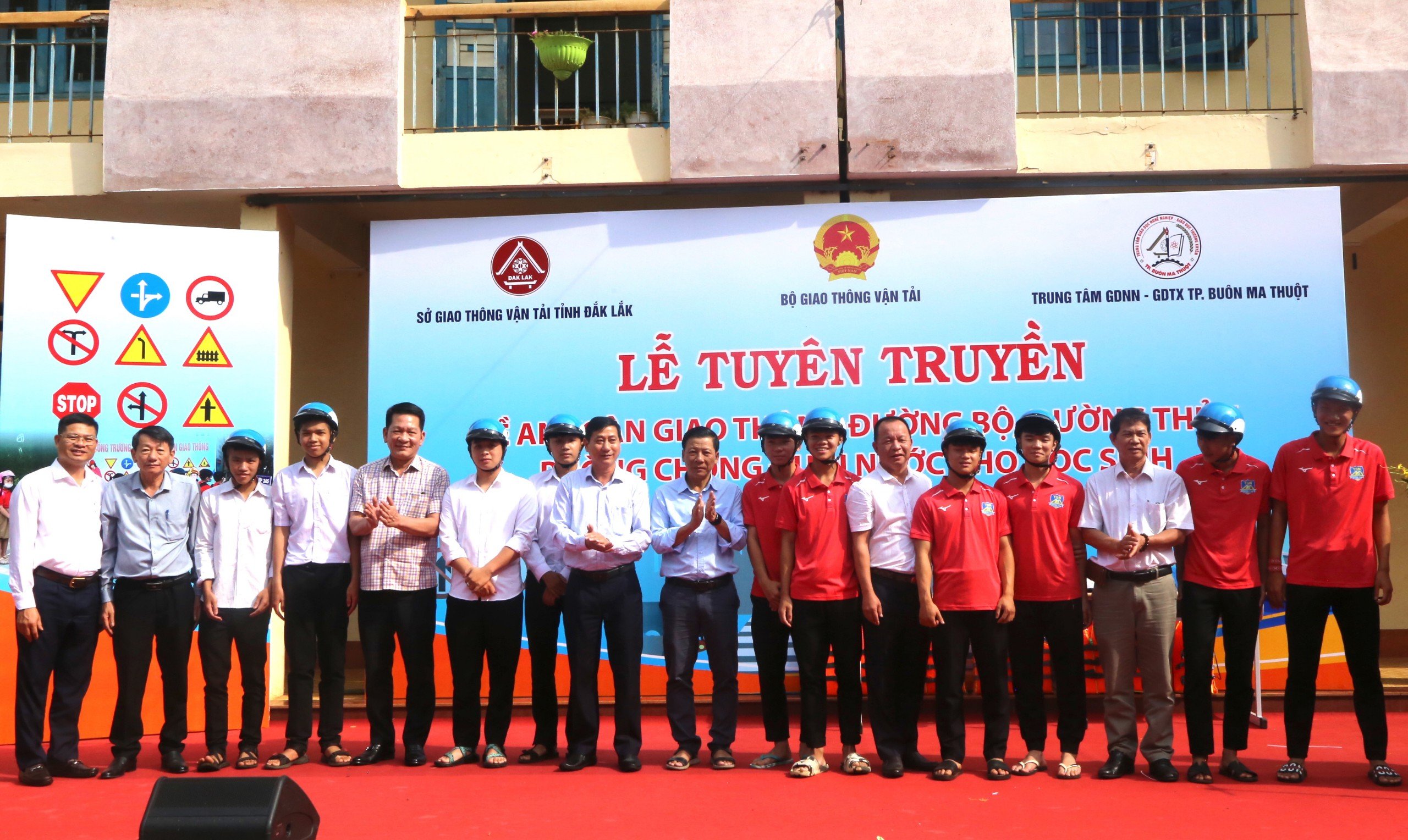 Trang bị kiến thức, kỹ năng sơ cứu, cấp cứu, phòng ngừa tai nạn cho học sinh Đắk Lắk- Ảnh 6.