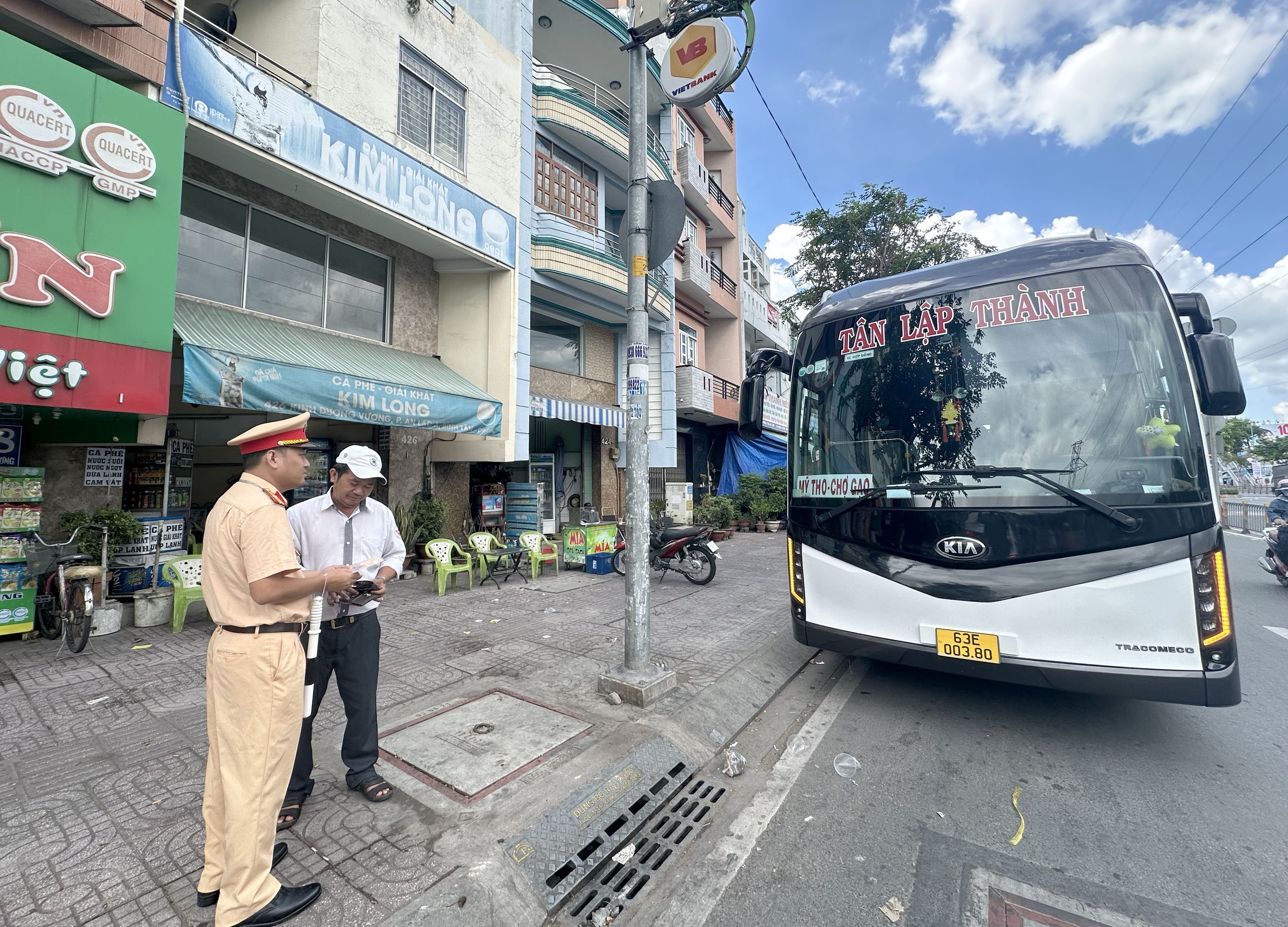 TP. HCM: Phạt nghiêm xe khách dừng, đỗ sai quy định trước Bến xe Miền Tây- Ảnh 2.