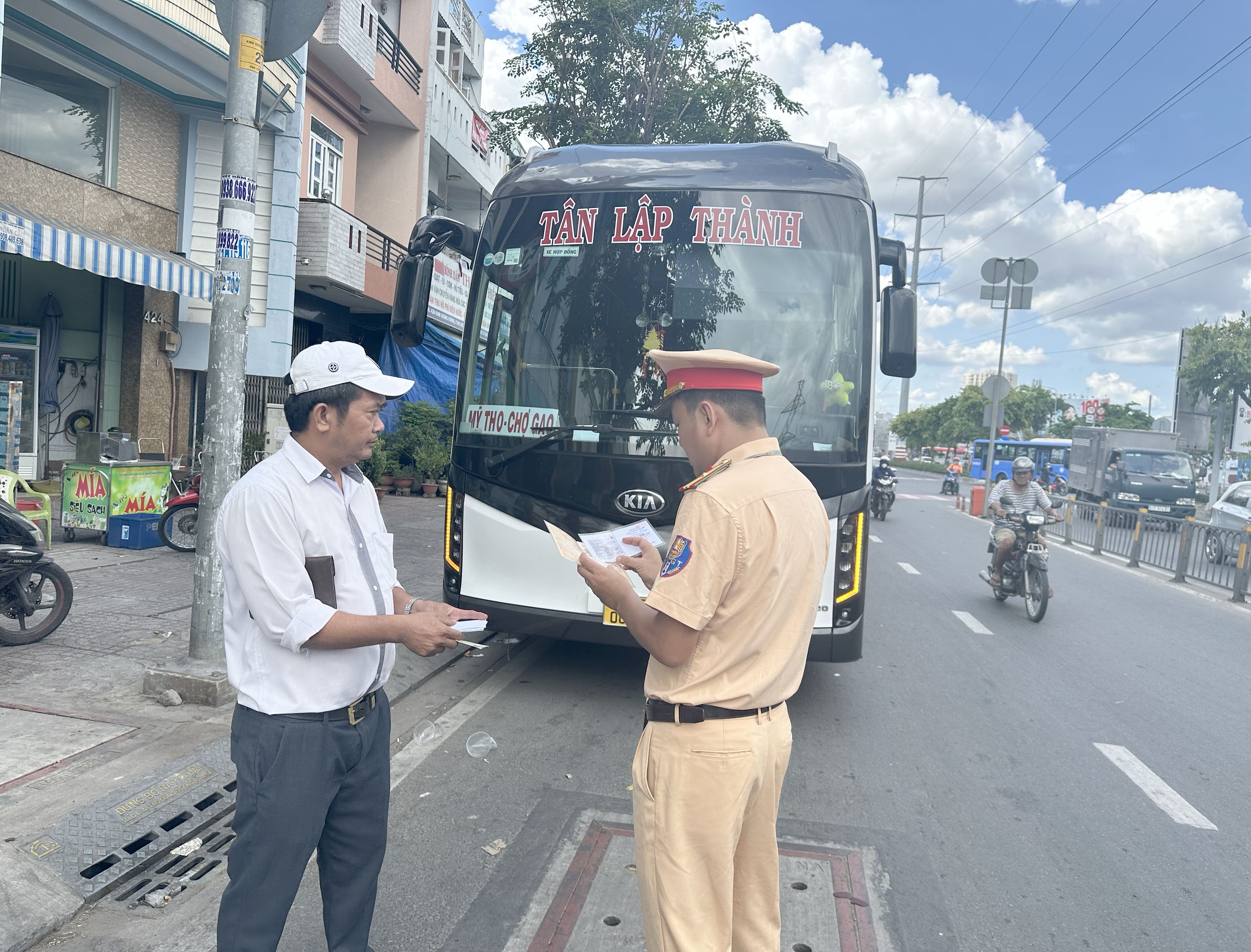 TP. HCM: Phạt nghiêm xe khách dừng, đỗ sai quy định trước Bến xe Miền Tây- Ảnh 3.