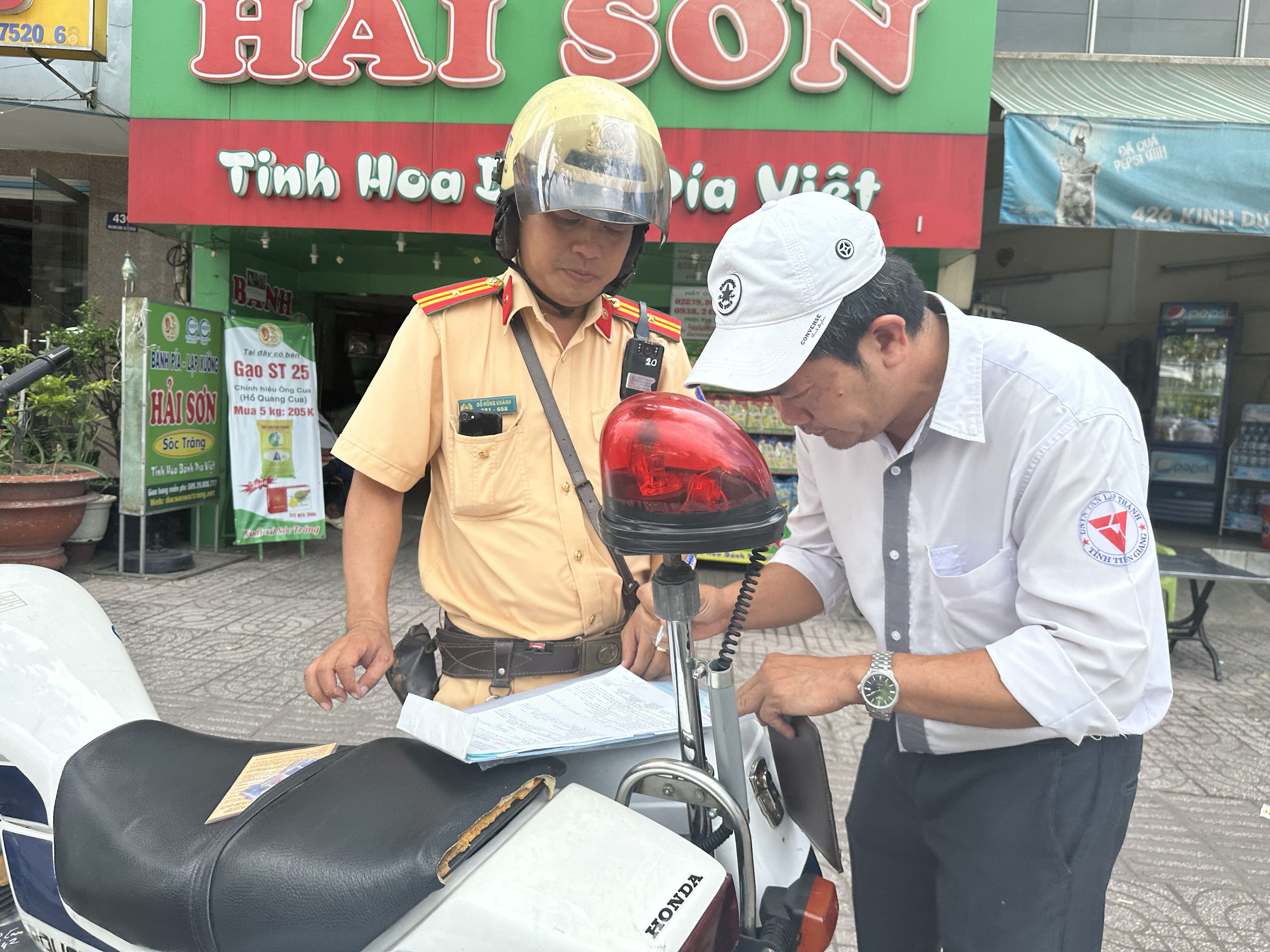 TP. HCM: Phạt nghiêm xe khách dừng, đỗ sai quy định trước Bến xe Miền Tây- Ảnh 4.