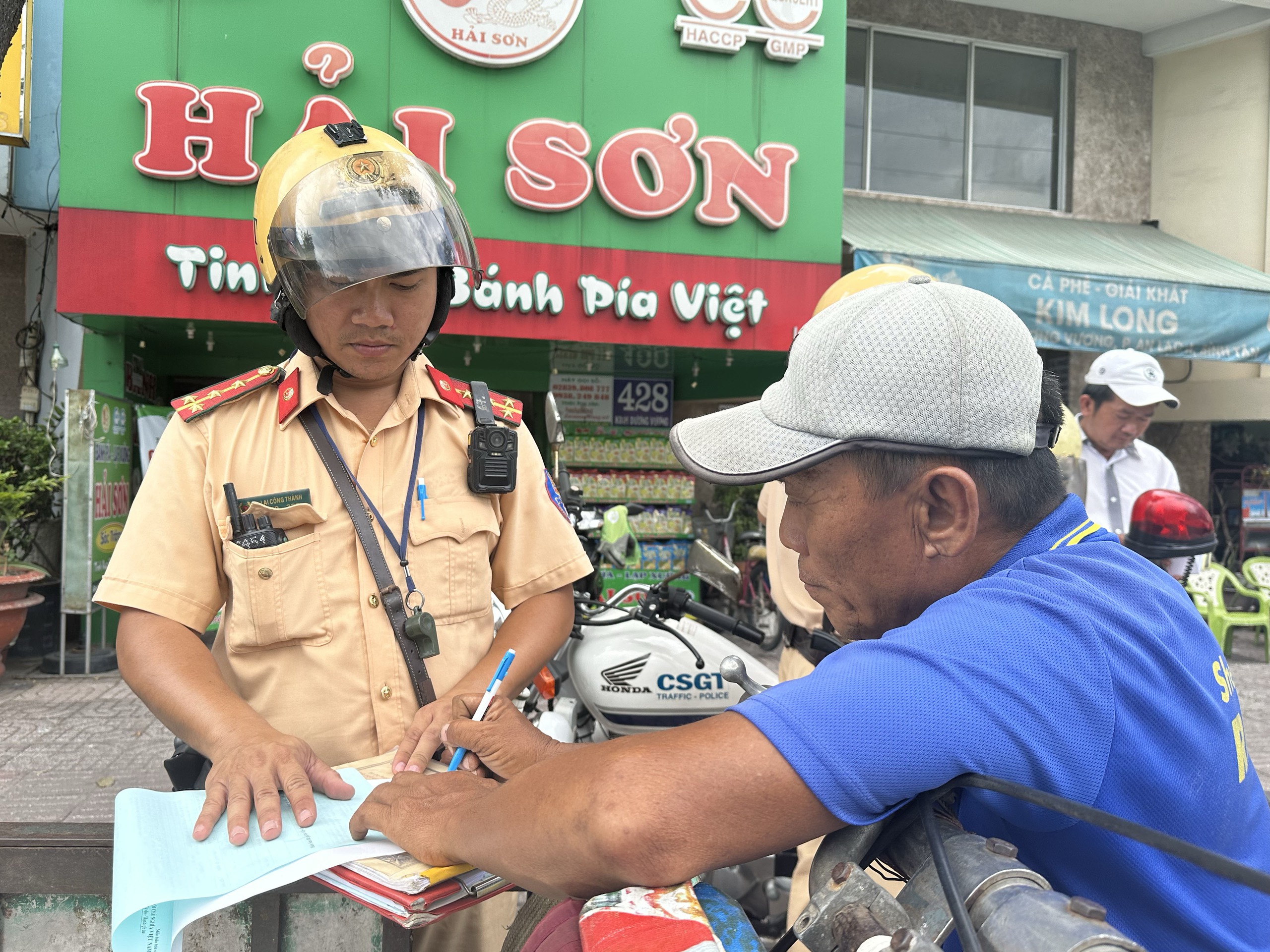 TP. HCM: Phạt nghiêm xe khách dừng, đỗ sai quy định trước Bến xe Miền Tây- Ảnh 13.