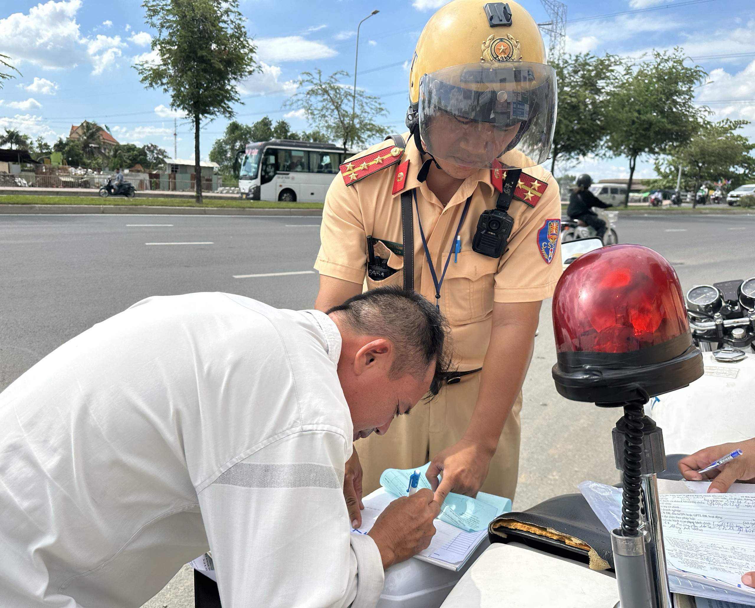 TP. HCM: Phạt nghiêm xe khách dừng, đỗ sai quy định trước Bến xe Miền Tây- Ảnh 6.