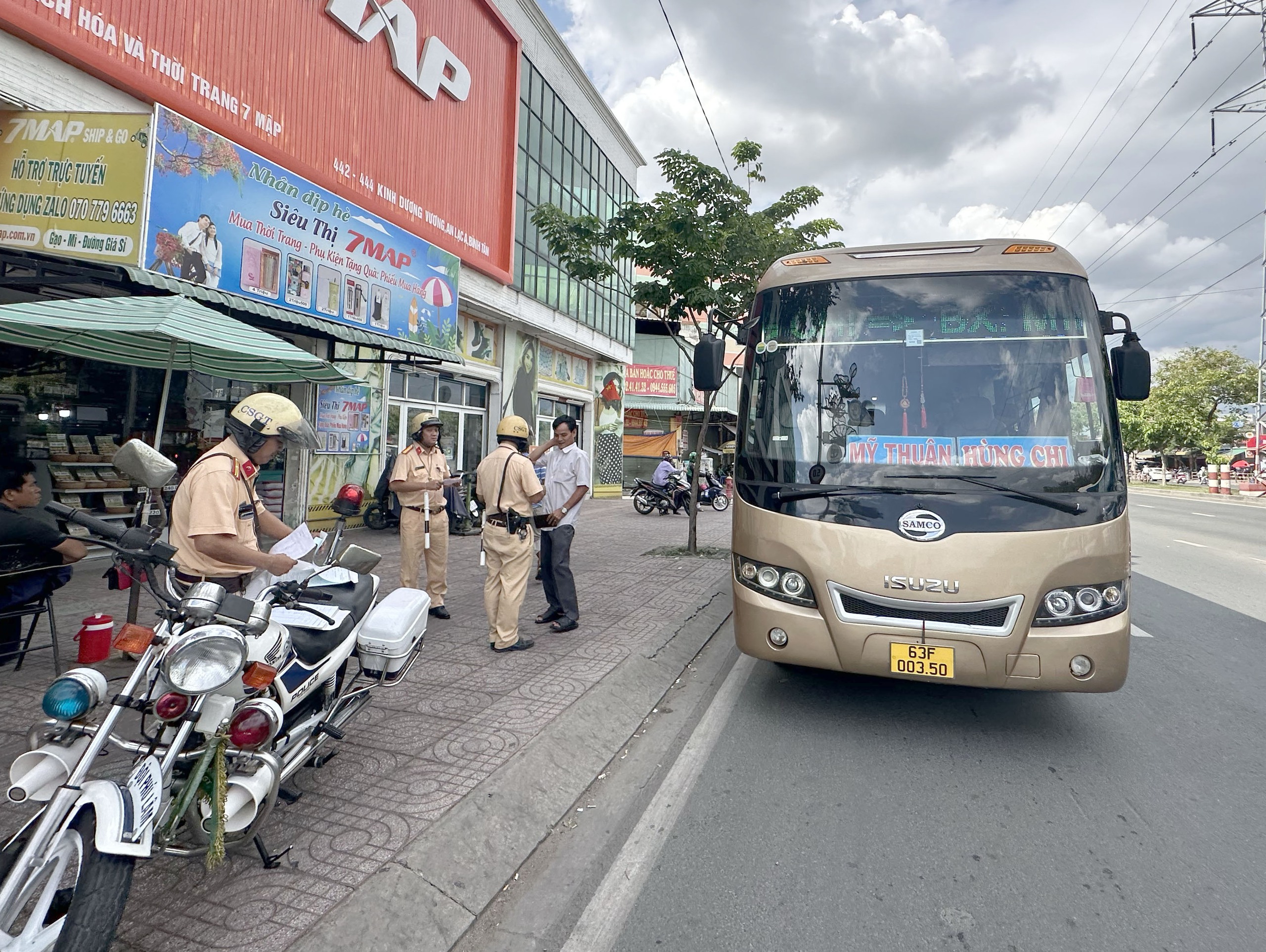 TP. HCM: Phạt nghiêm xe khách dừng, đỗ sai quy định trước Bến xe Miền Tây- Ảnh 1.
