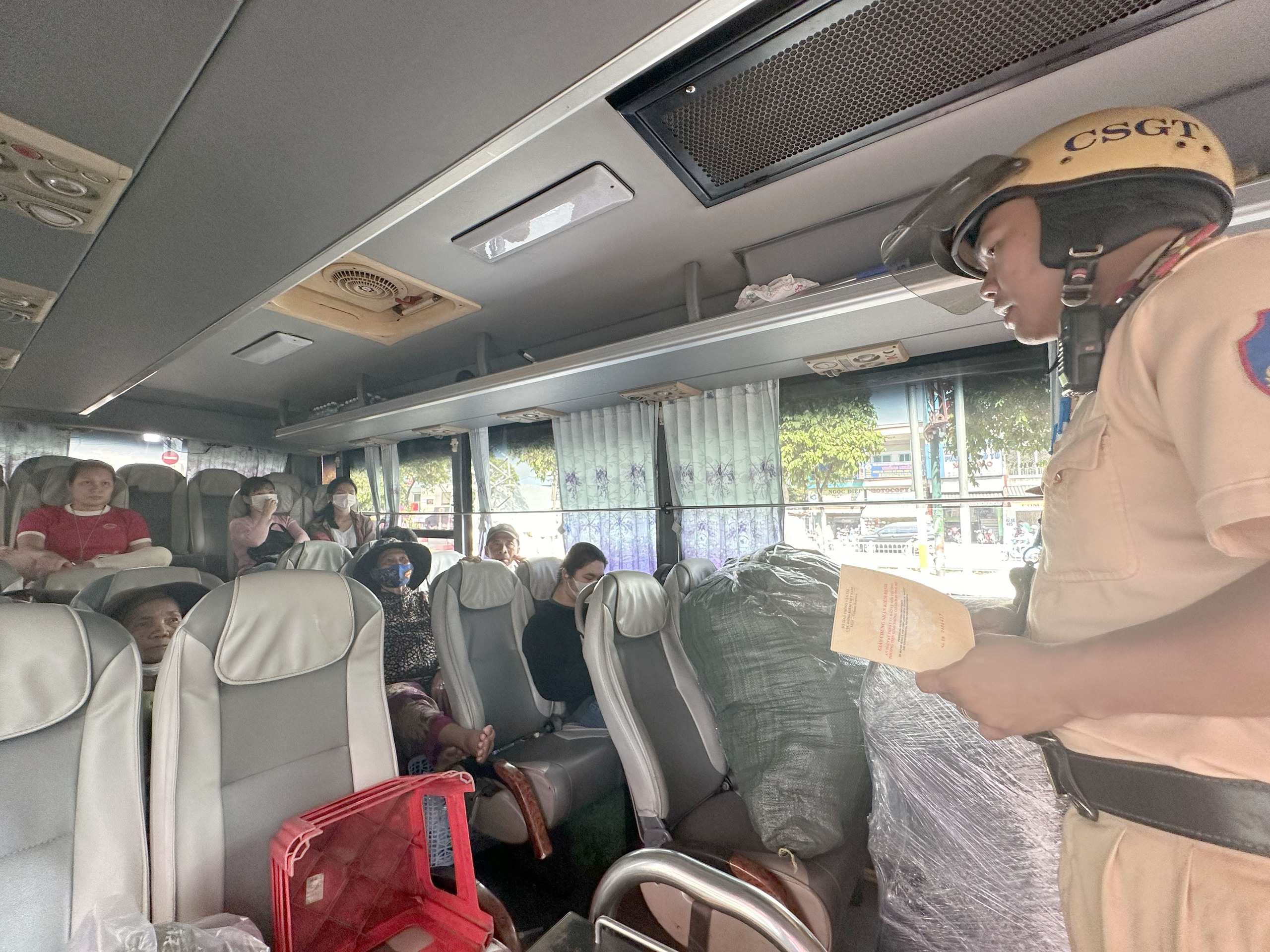 TP. HCM: Phạt nghiêm xe khách dừng, đỗ sai quy định trước Bến xe Miền Tây- Ảnh 8.