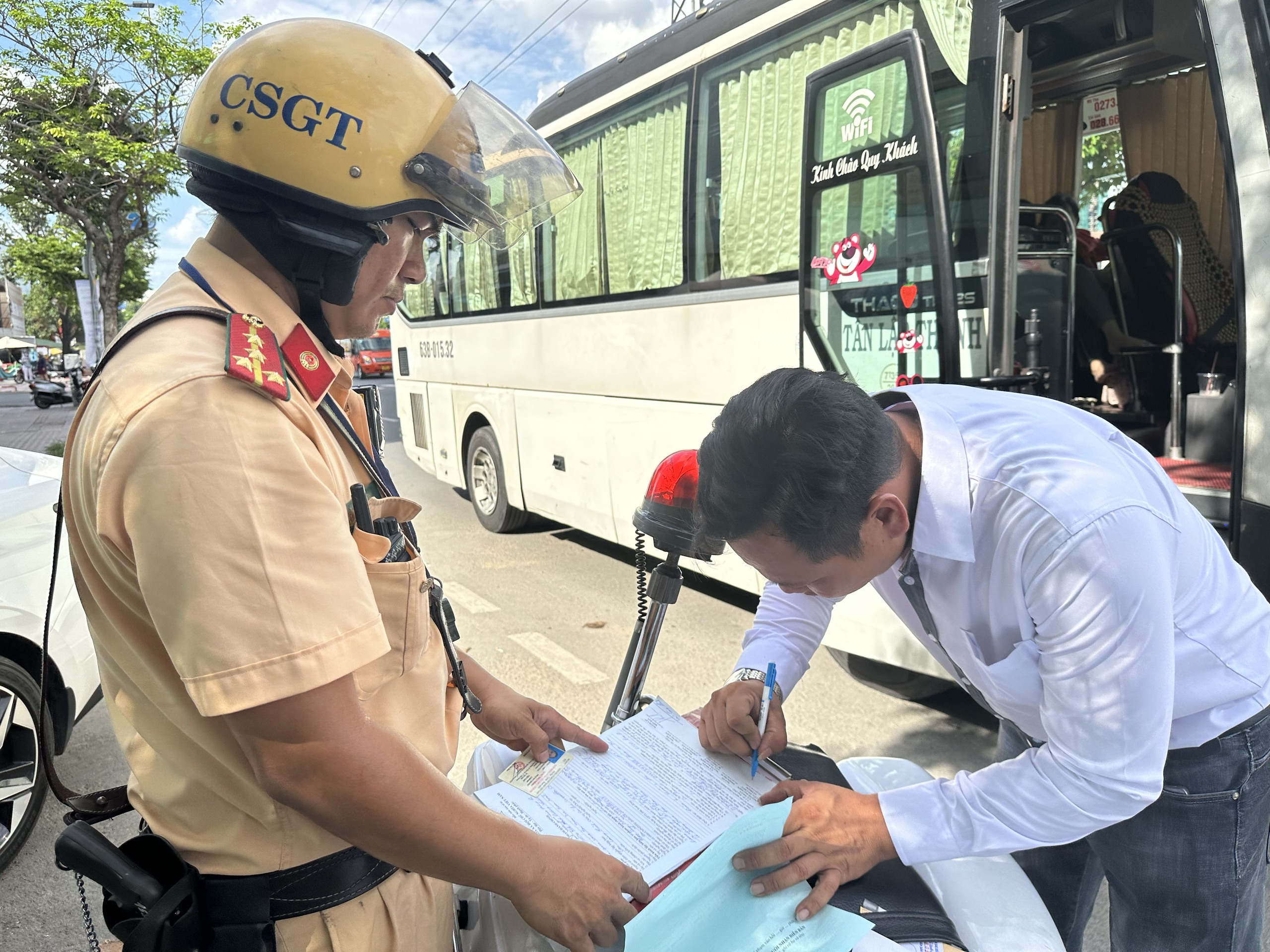 TP. HCM: Phạt nghiêm xe khách dừng, đỗ sai quy định trước Bến xe Miền Tây- Ảnh 11.