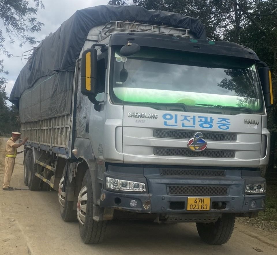 CSGT Đắk Lắk xử lý loạt trường hợp vi phạm chở hàng quá tải, quá khổ, cơi nới thành thùng- Ảnh 3.