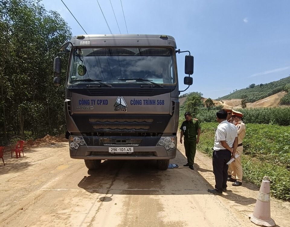 CSGT Đắk Lắk xử lý loạt trường hợp vi phạm chở hàng quá tải, quá khổ, cơi nới thành thùng- Ảnh 1.