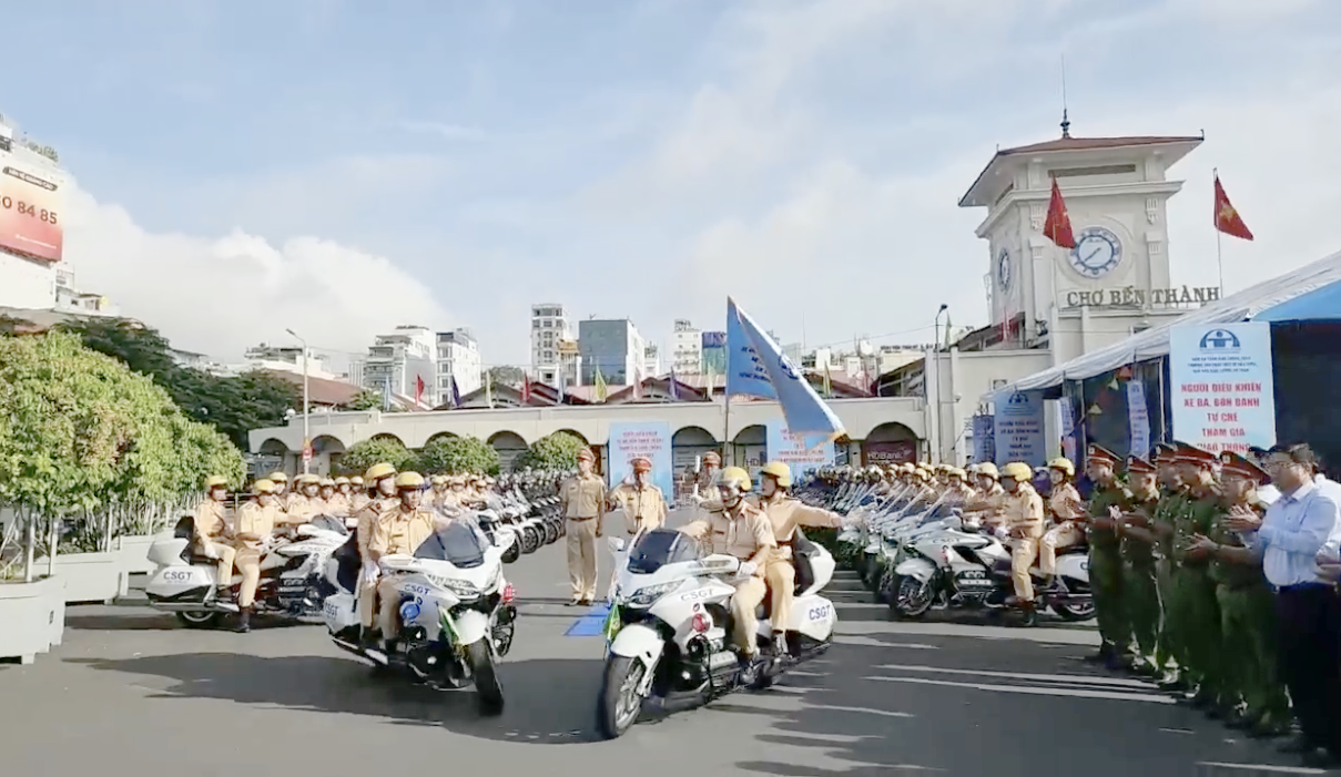 TP. HCM ra quân xử phạt xe 