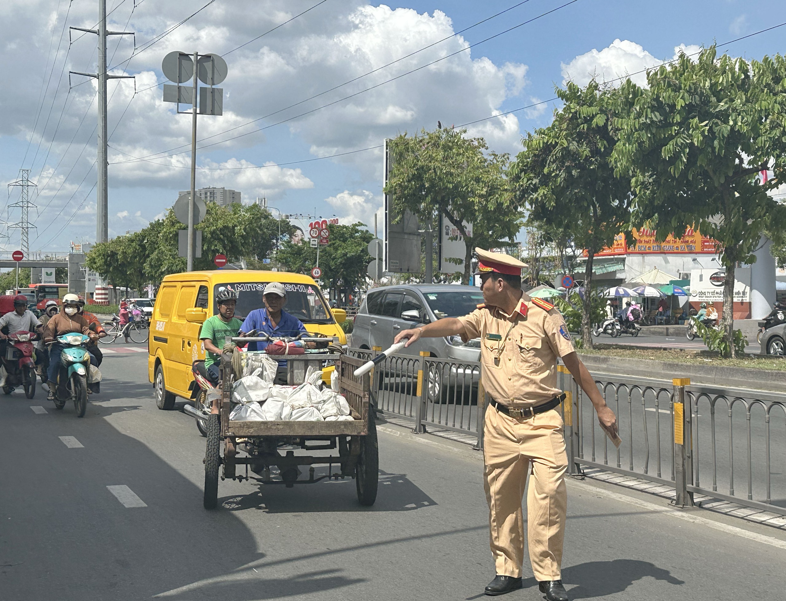 TP. HCM ra quân xử phạt xe 