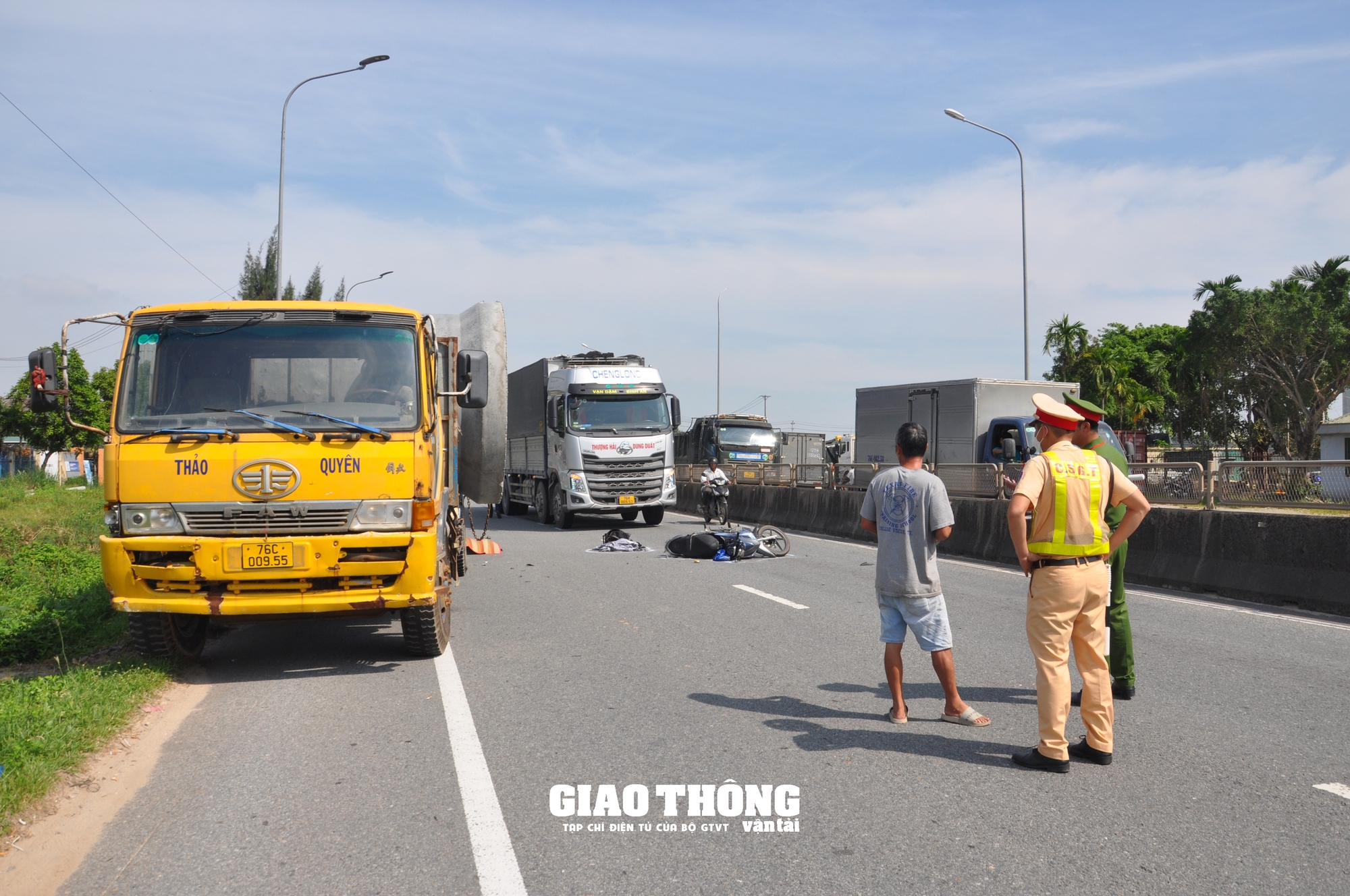 Quảng Ngãi thực hiện nhiều giải pháp kéo giảm TNGT, đảm bảo trật tự ATGT trong 6 tháng cuối năm 2024- Ảnh 2.
